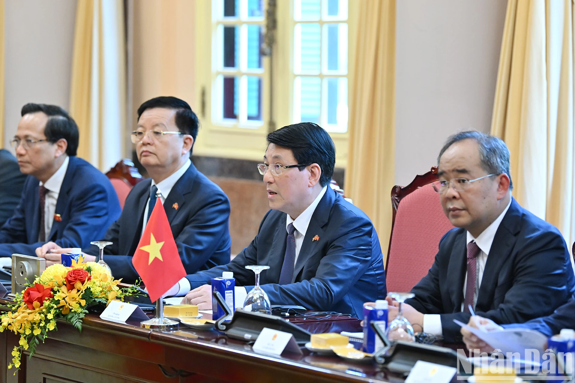 梁强主席在会谈中发表讲话。 梁强主席在会谈中发表讲话。