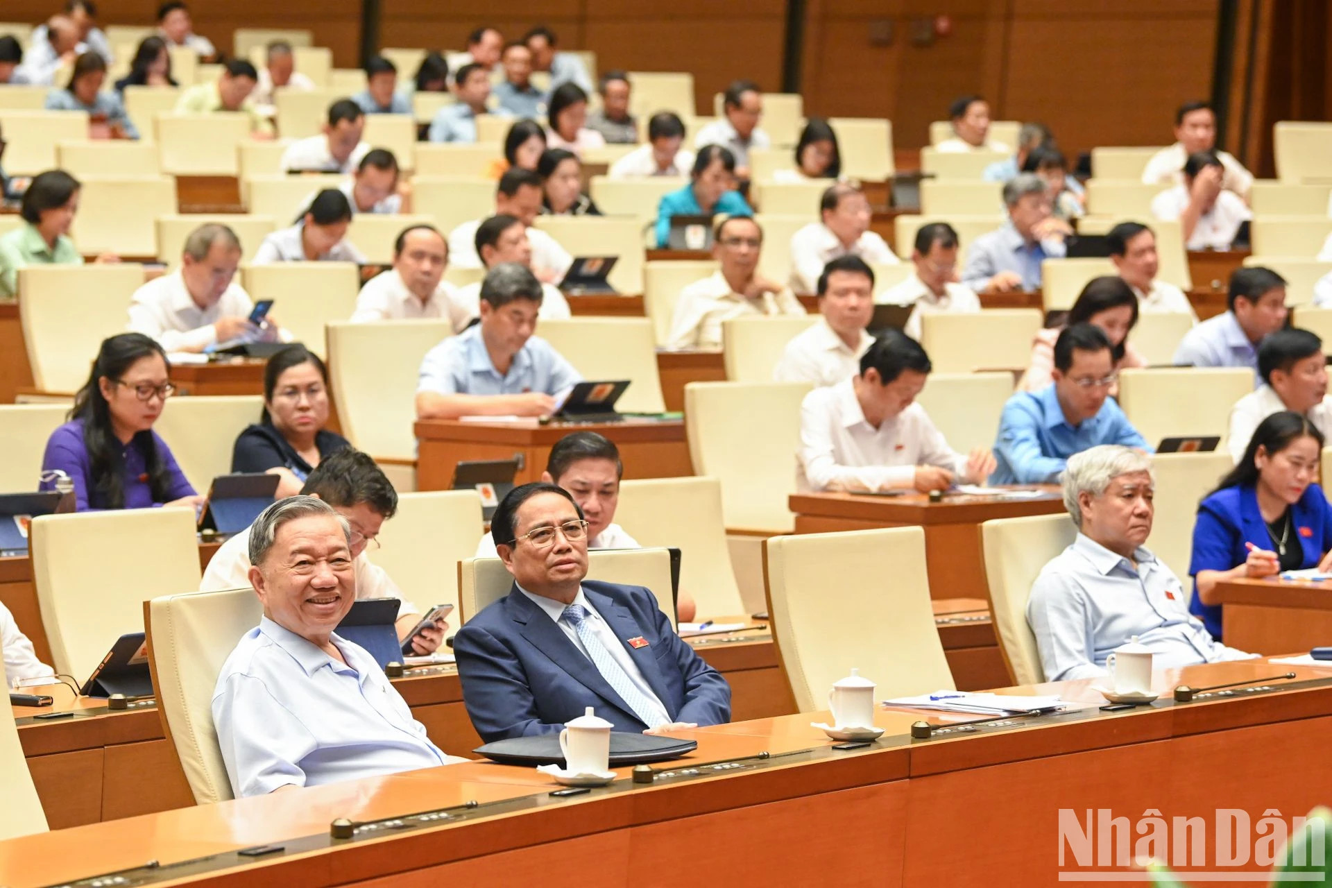 国家主席苏林、政府总理范明正、越南祖国阵线中央委员会主席杜文战和各位代表出席讨论会。 国家主席苏林、政府总理范明正、越南祖国阵线中央委员会主席杜文战和各位代表出席讨论会。