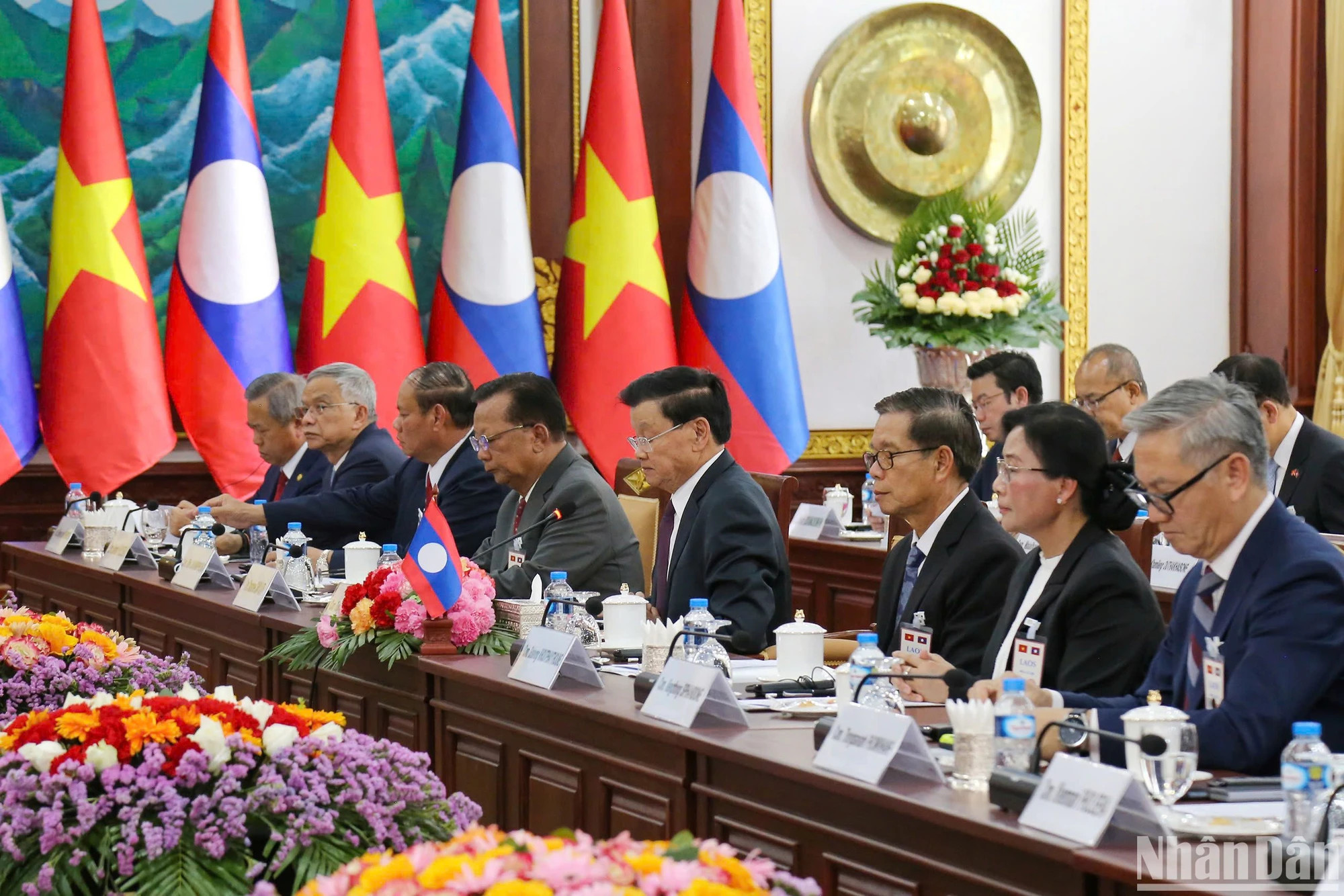 出席会谈的老挝代表团。