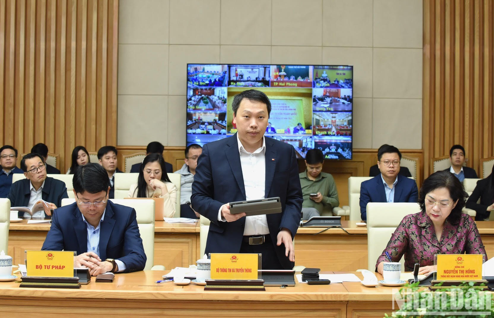 越南通信传媒部副部长阮辉勇报告6号提案落实工作。