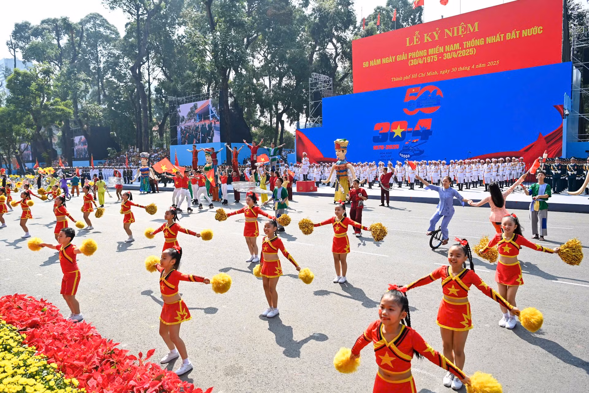 文体传媒代表队参加纪念南方解放、国家统一50周年庆典暨阅兵和群众游行活动【组图】