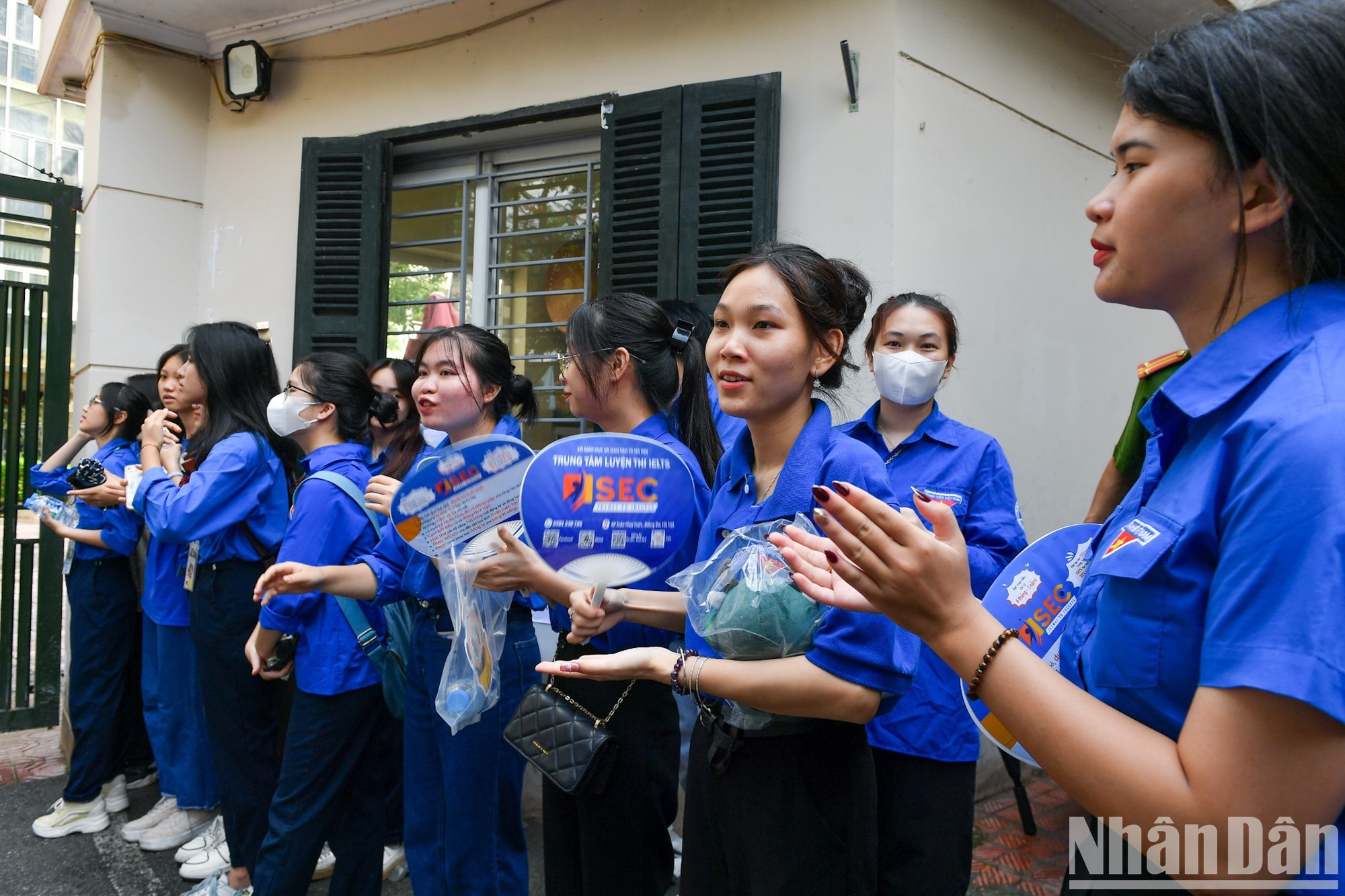 大学生志愿者们一方面在考场支持组织工作,一方面为考生们加油鼓劲。 大学生志愿者们一方面在考场支持组织工作,一方面为考生们加油鼓劲。