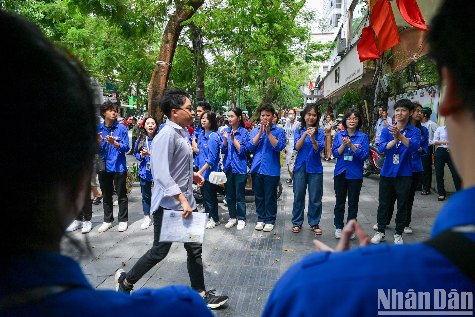志愿者为考生们加油。 志愿者为考生们加油。