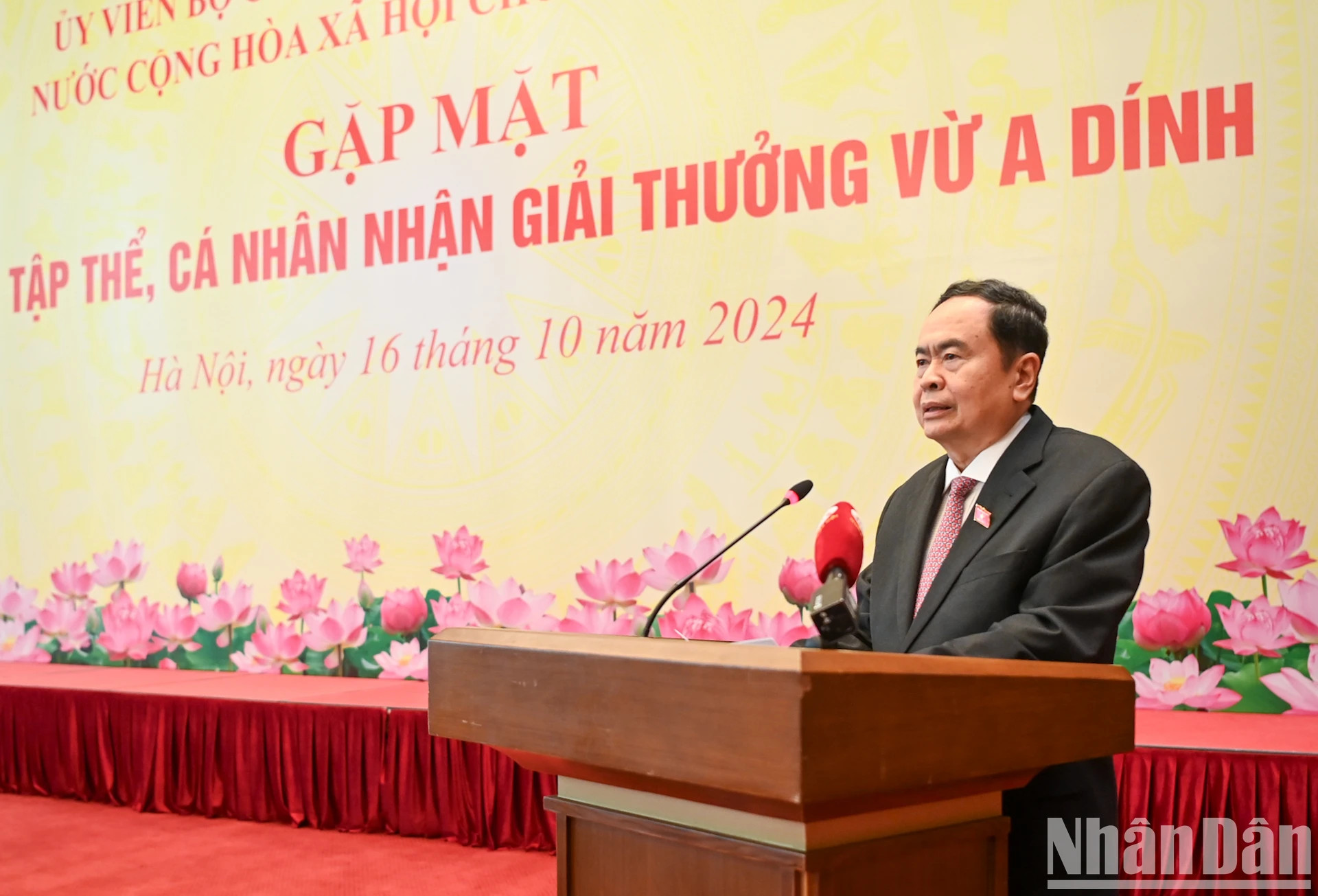 国会主席陈青敏发表讲话。