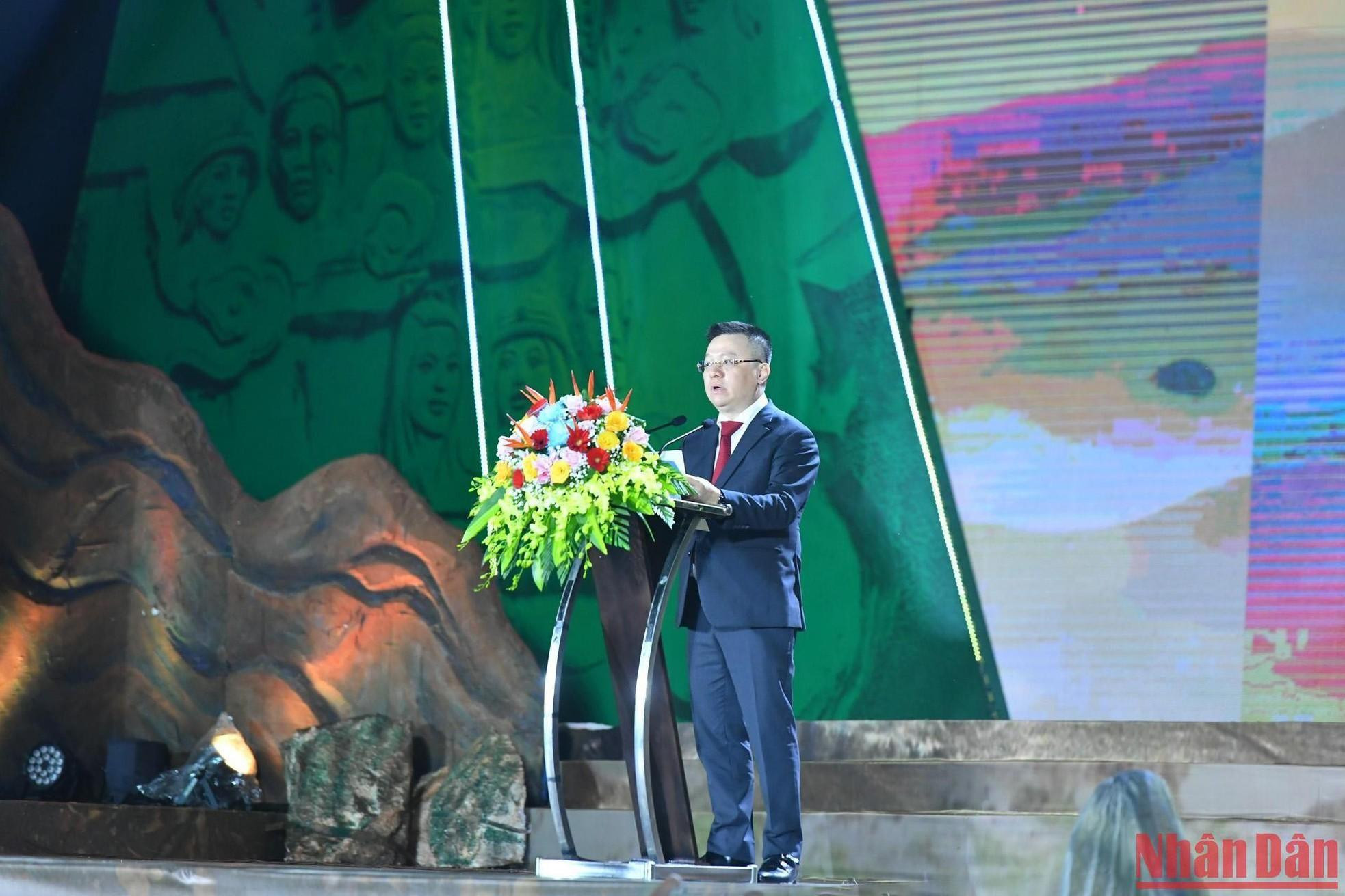 越共中央委员、越南《人民报》社总编辑、中央宣教部副部长、越南新闻工作者协会主席黎国明在文艺晚会上发言。 越共中央委员、越南《人民报》社总编辑、中央宣教部副部长、越南新闻工作者协会主席黎国明在文艺晚会上发言。