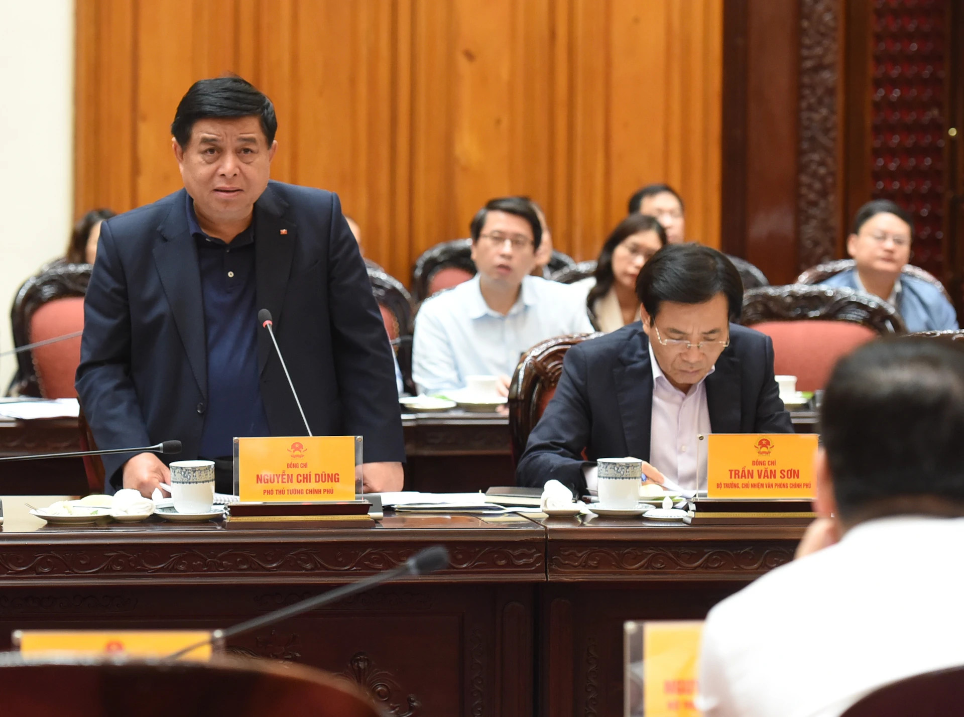 阮志勇副总理发表讲话。