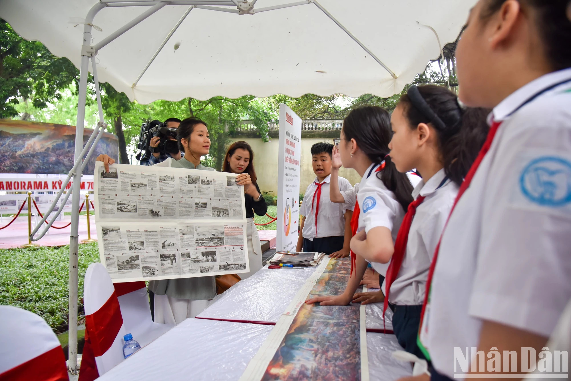 学生通过《奠边府战役》全景图了解国家历史。 学生通过《奠边府战役》全景图了解国家历史。