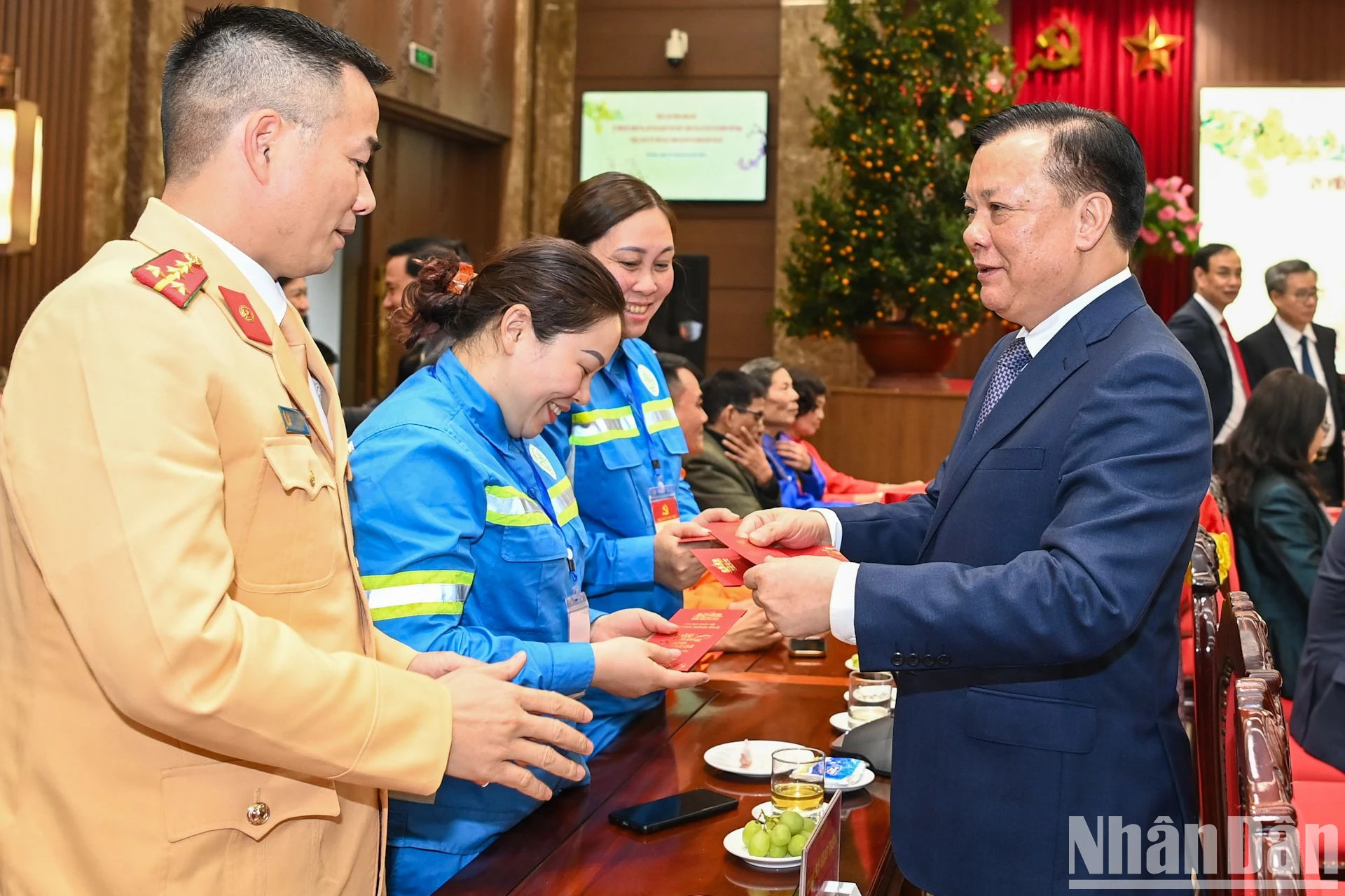 河内市委书记丁进勇向工人和武装力量拜年。
