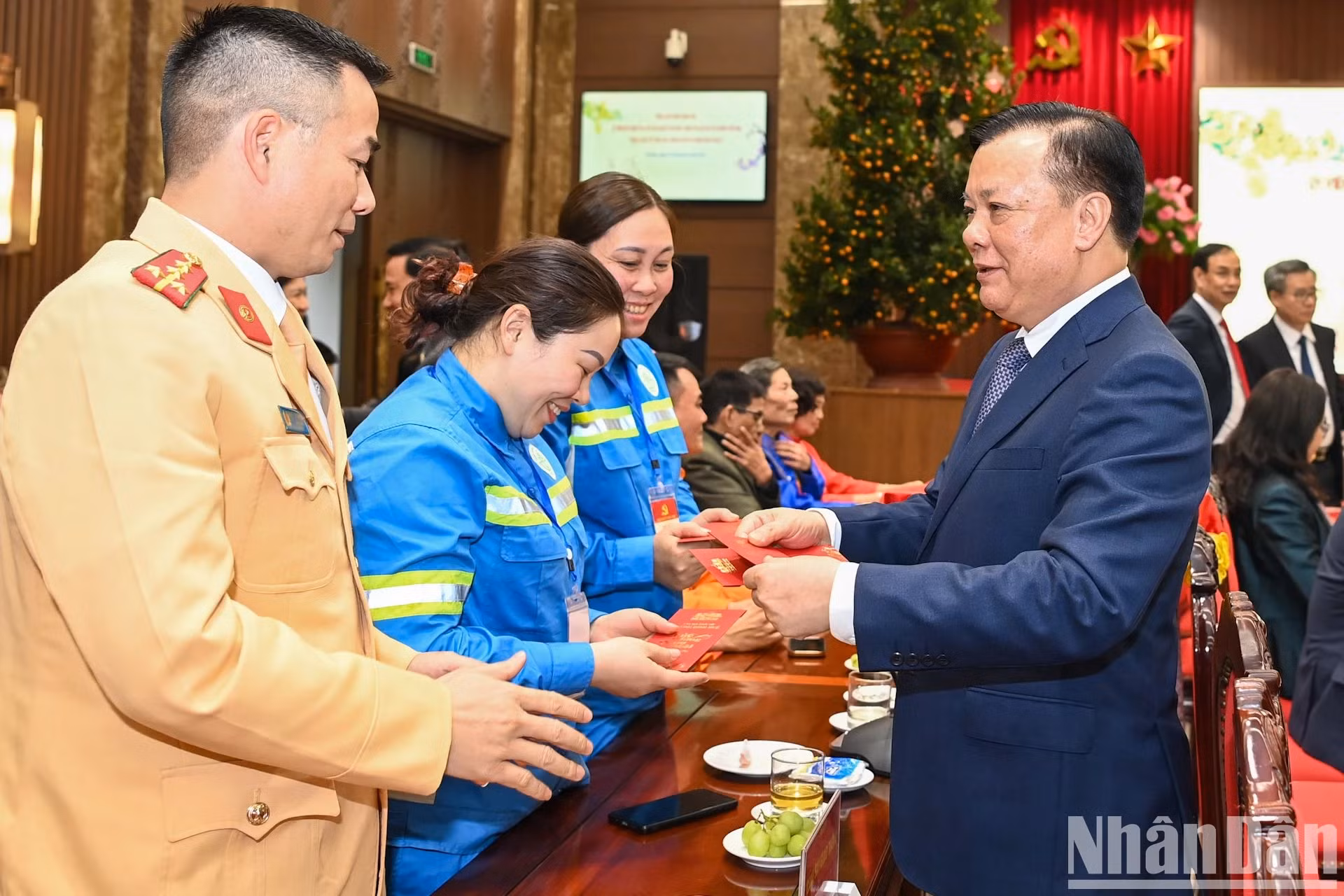 河内市委书记丁进勇向工人和武装力量拜年。