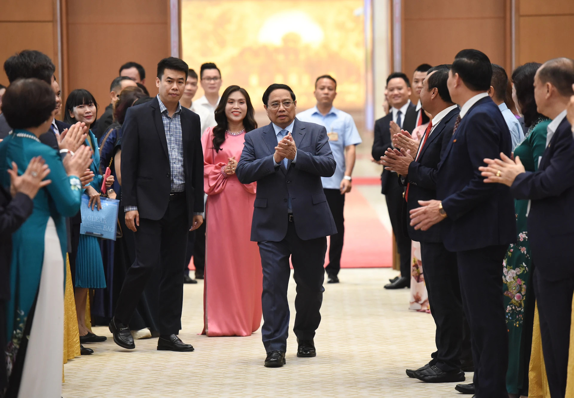 越南政府总理范明正前来出席越南政府与企业家、企业代表见面会。