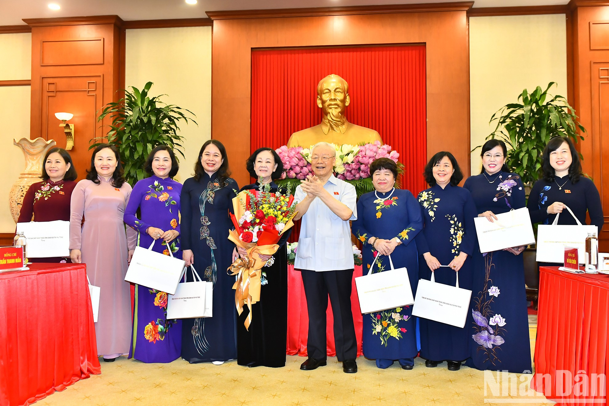 阮富仲总书记向各位代表赠送礼物。 阮富仲总书记向各位代表赠送礼物。