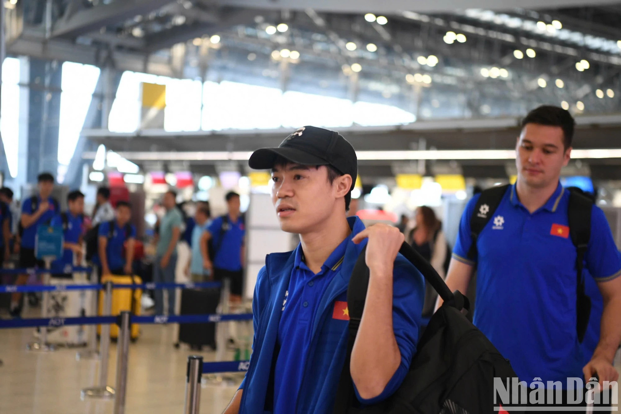 乘坐越南足球队的飞机于14时30分抵达河内。 乘坐越南足球队的飞机于14时30分抵达河内。