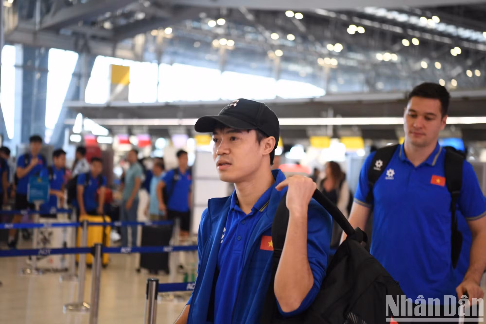 乘坐越南足球队的飞机于14时30分抵达河内。