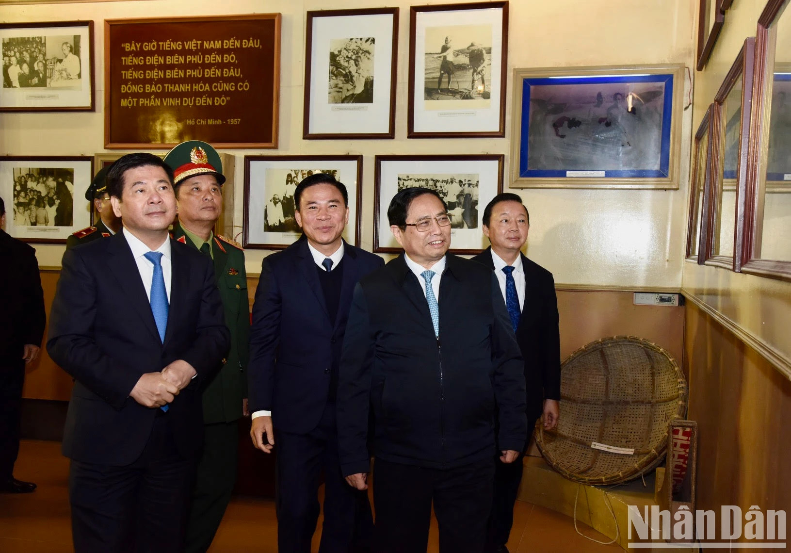 范明正总理参观清化市胡志明主席纪念文化区的图片和实物。