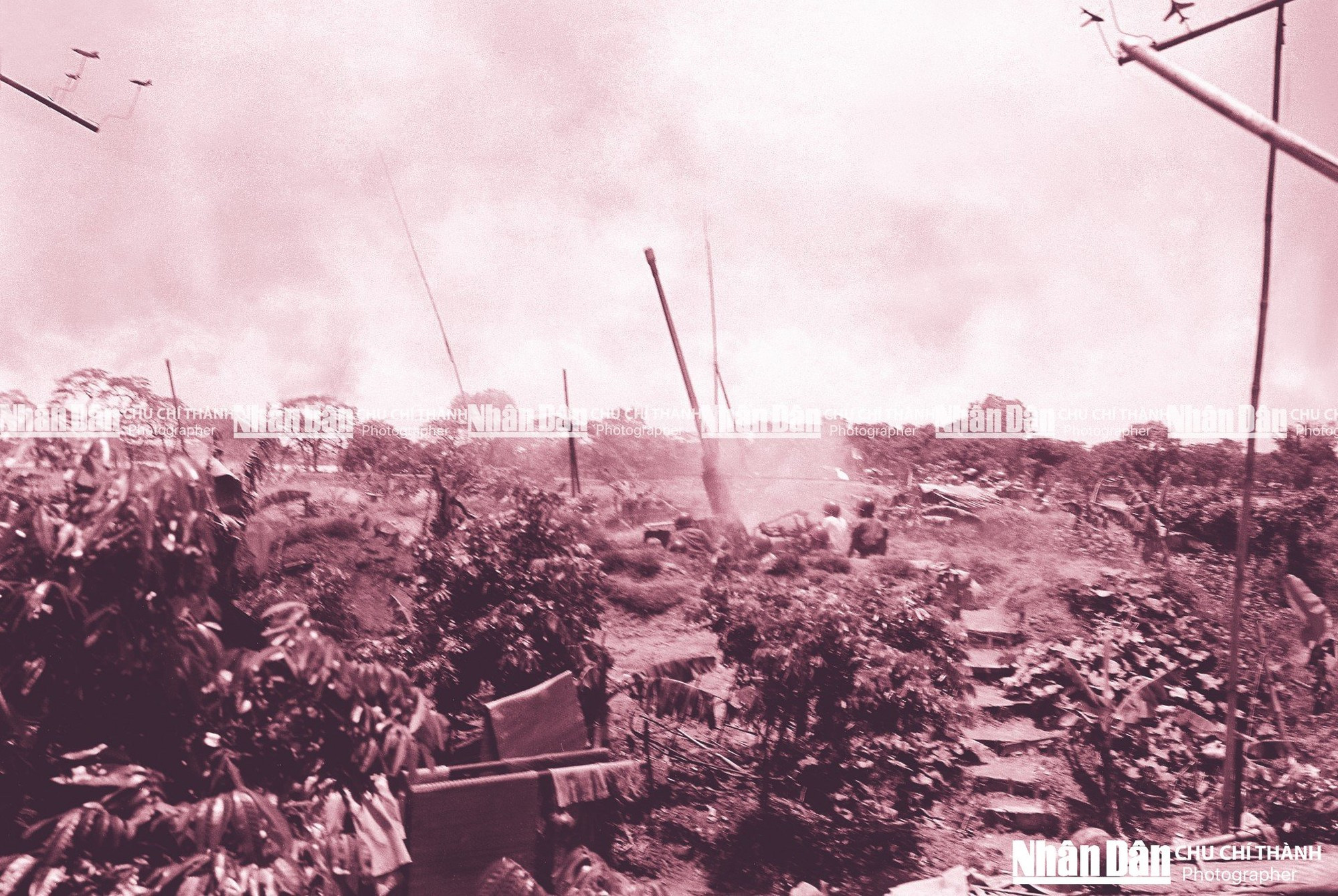 竹白湖上的高射炮单位击退了美国飞机。