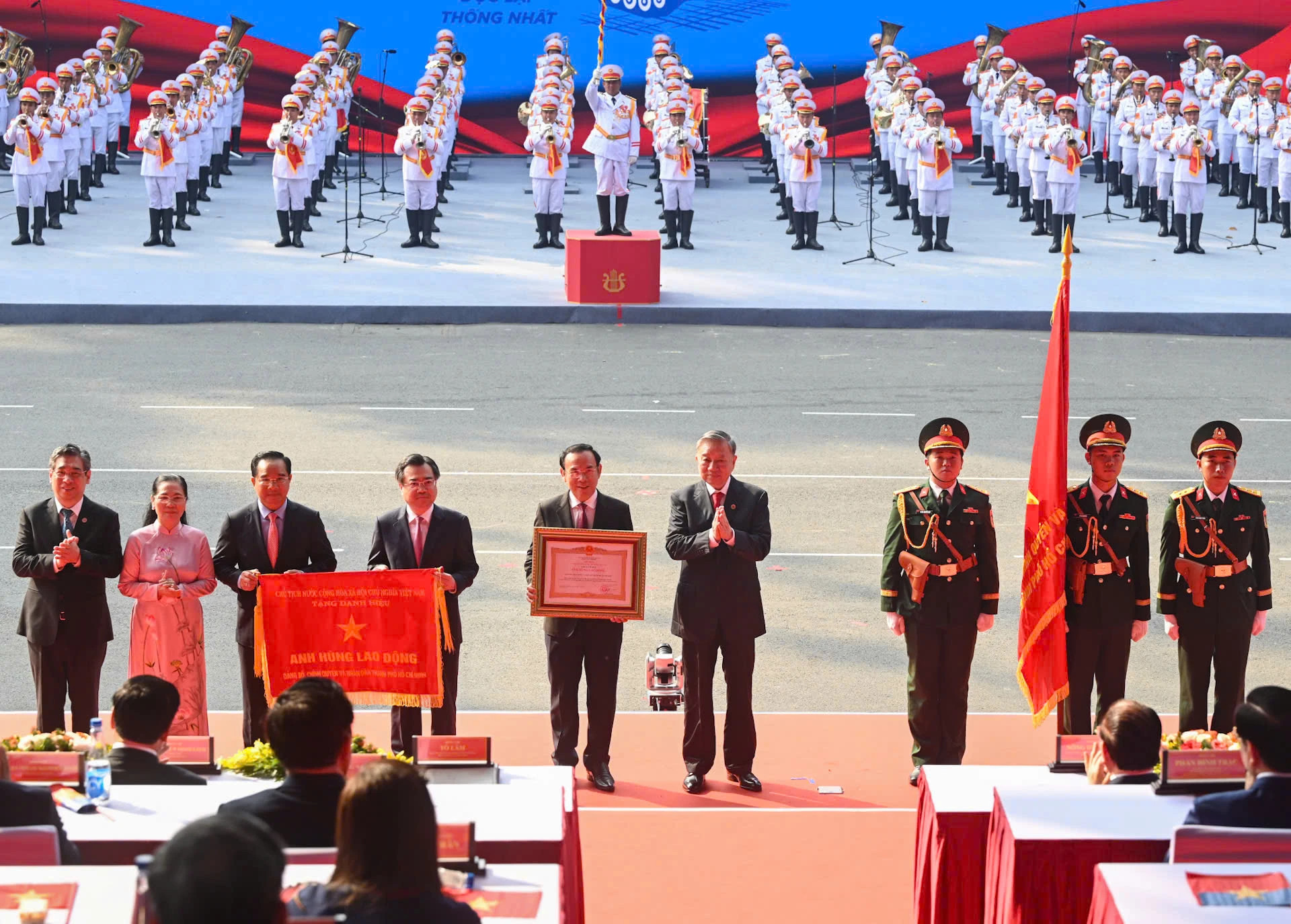 越共中央总书记苏林代表党、国家领导人向胡志明市党部、政府及人民授予“劳动英雄”称号。