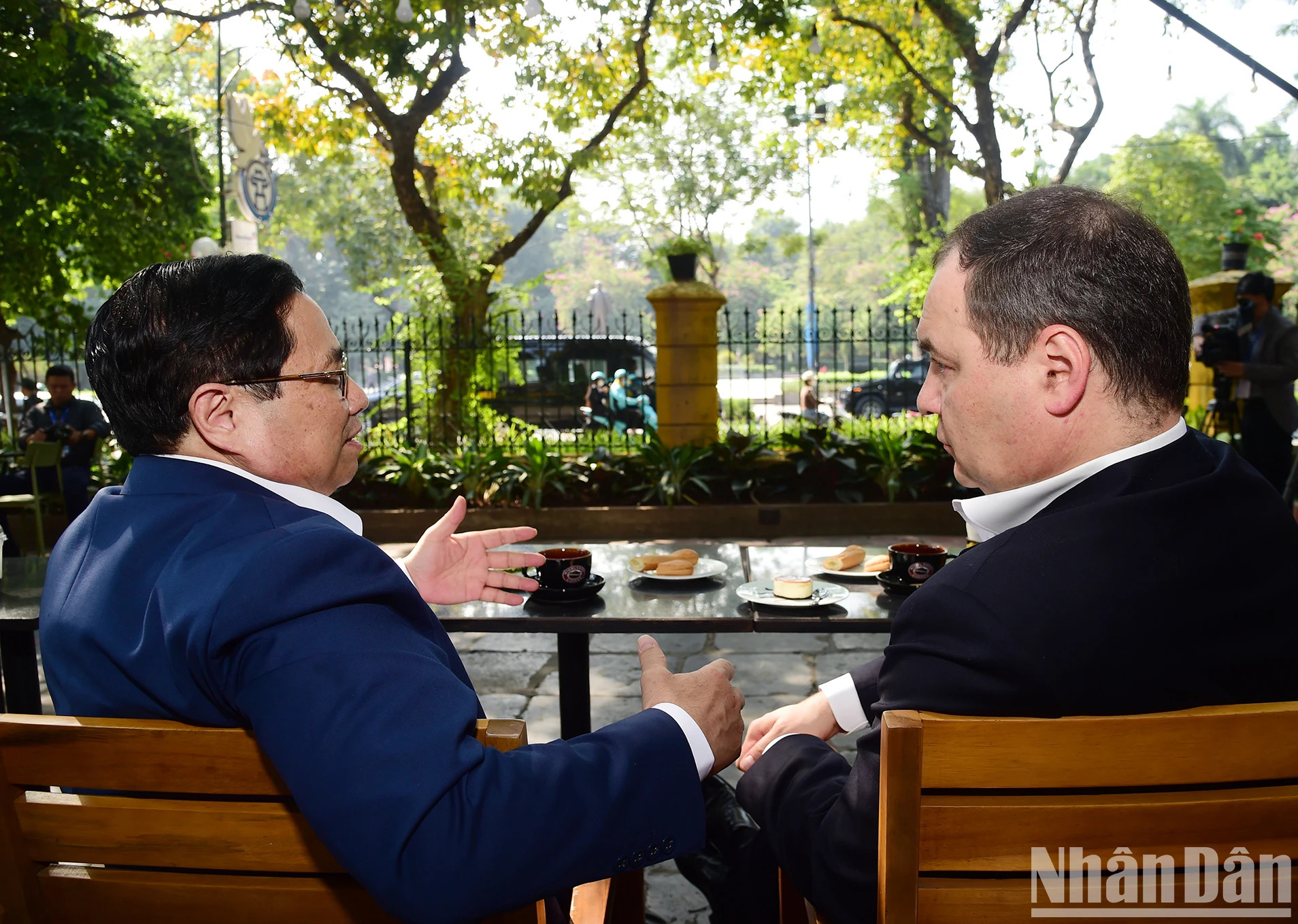 越南政府总理范明正同白俄罗斯总理罗曼•戈洛夫琴科一边品尝咖啡一边欣赏河内的街道空间。 越南政府总理范明正同白俄罗斯总理罗曼•戈洛夫琴科一边品尝咖啡一边欣赏河内的街道空间。