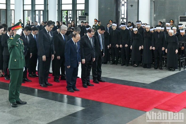 文化体育与旅游部代表团吊唁越共中央总书记阮富仲逝世。 文化体育与旅游部代表团吊唁越共中央总书记阮富仲逝世。