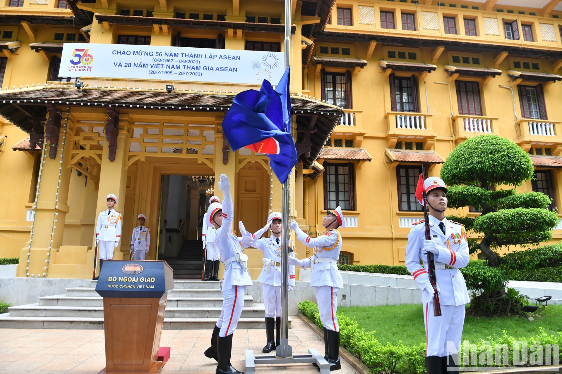 东盟旗帜在外交部总部飘扬。