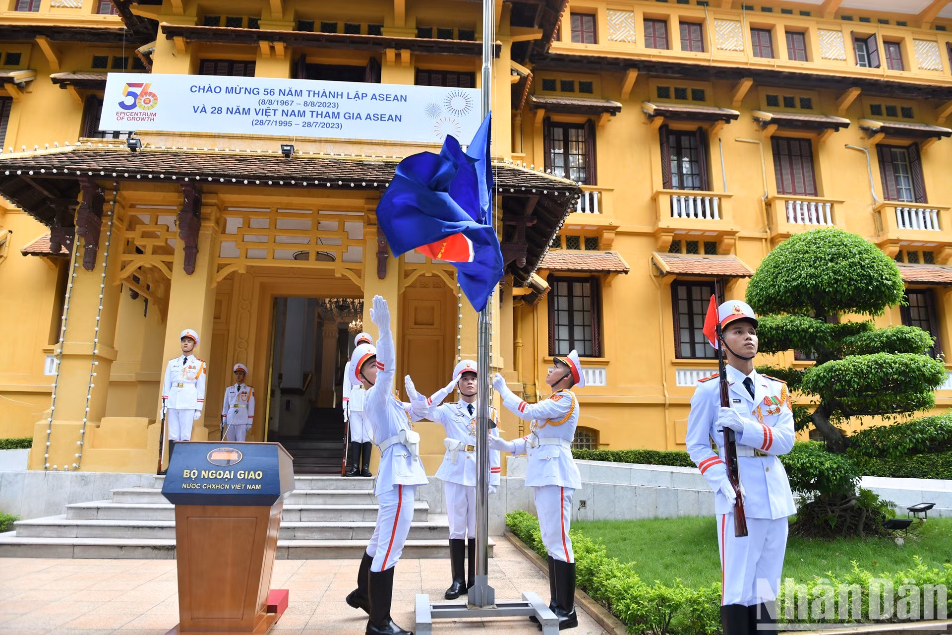 东盟旗帜在外交部总部飘扬。