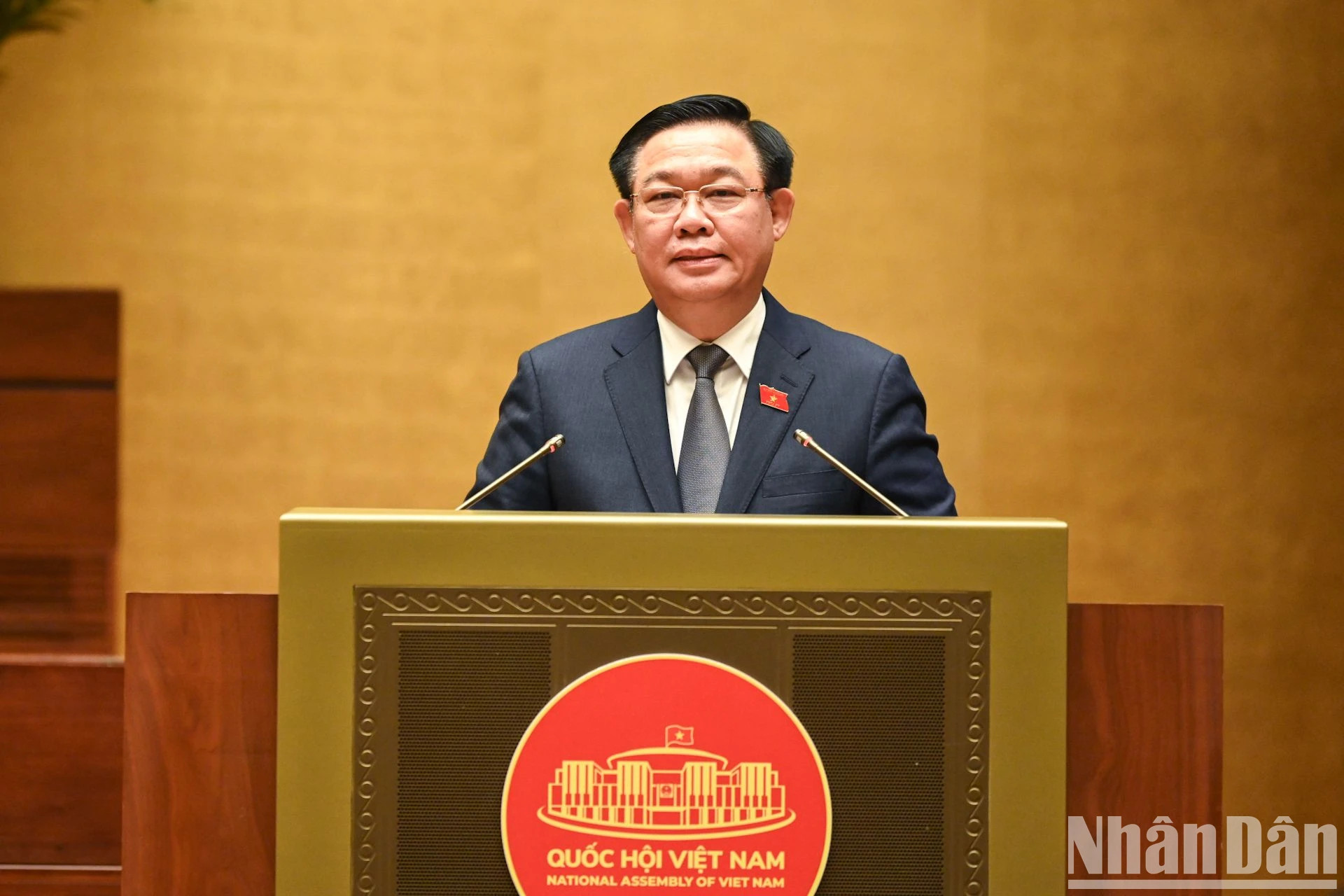 国会主席王廷惠发表结论性讲话。 国会主席王廷惠发表结论性讲话。