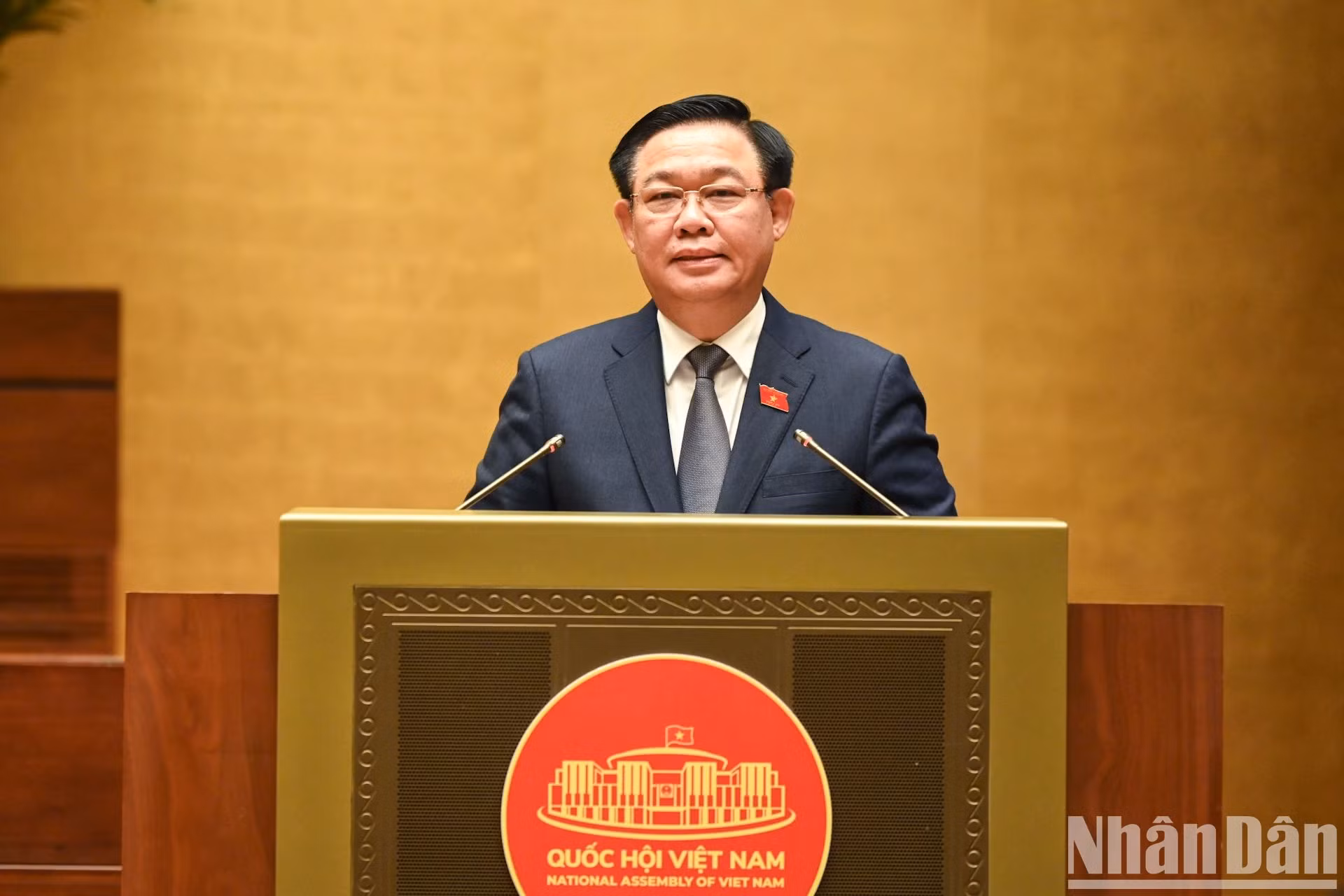 国会主席王廷惠发表结论性讲话。