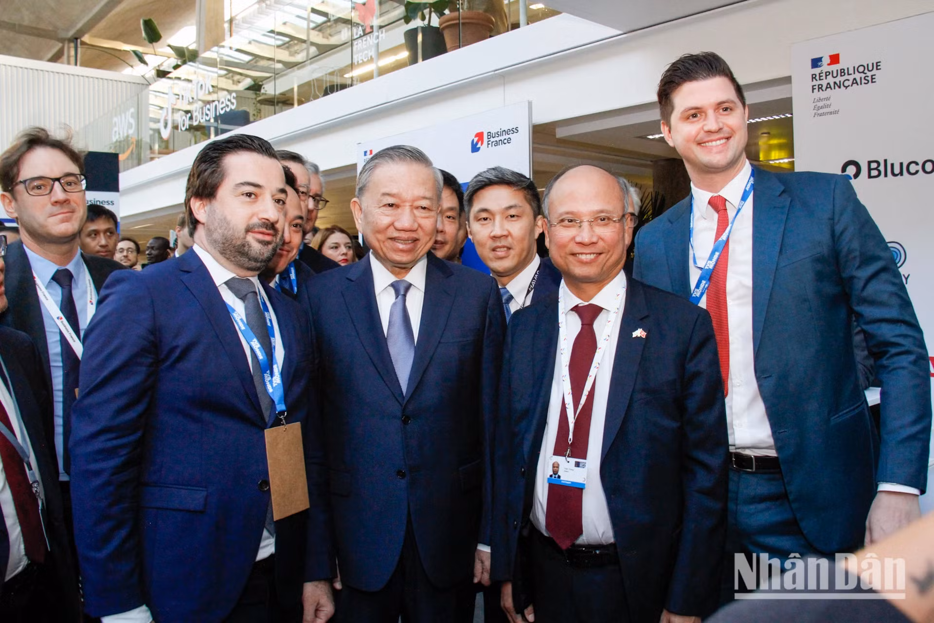 苏林总书记、国家主席参观在越南兴业的法国企业的展位。 苏林总书记、国家主席参观在越南兴业的法国企业的展位。