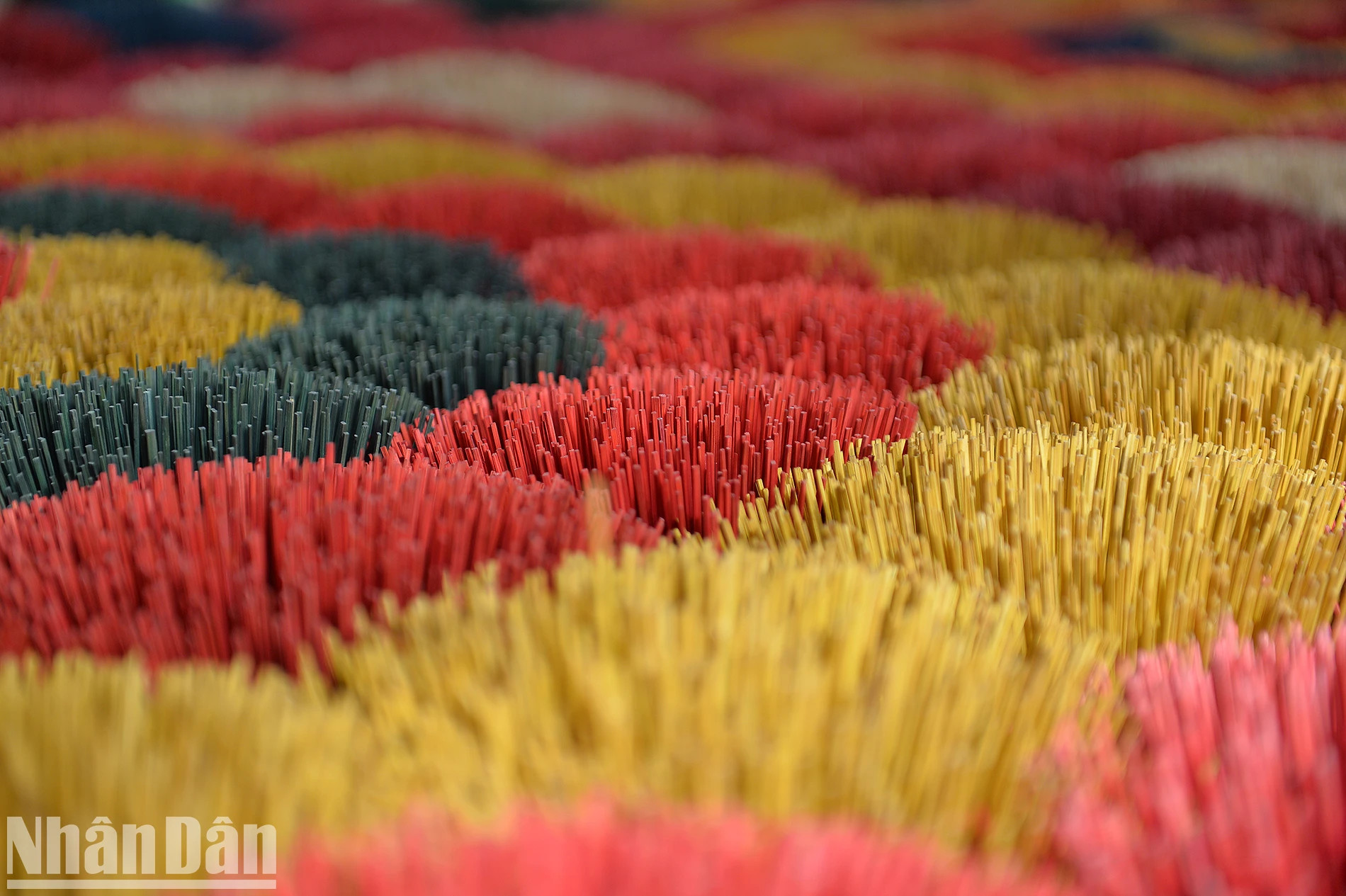 水春手工艺村的一束束“竹花”。