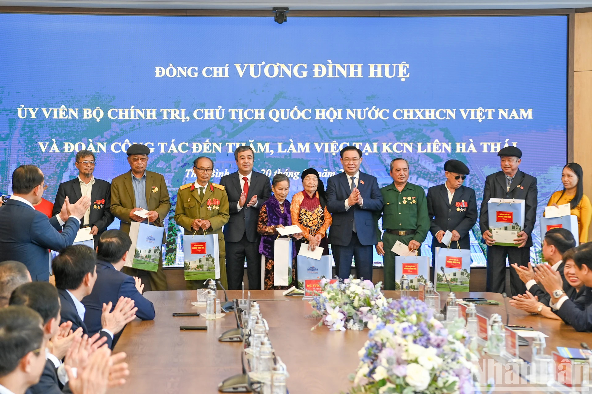 国会主席王廷惠向莲荷泰工业园区家境困难工人、优抚家庭和贫困户赠送礼物。 国会主席王廷惠向莲荷泰工业园区家境困难工人、优抚家庭和贫困户赠送礼物。
