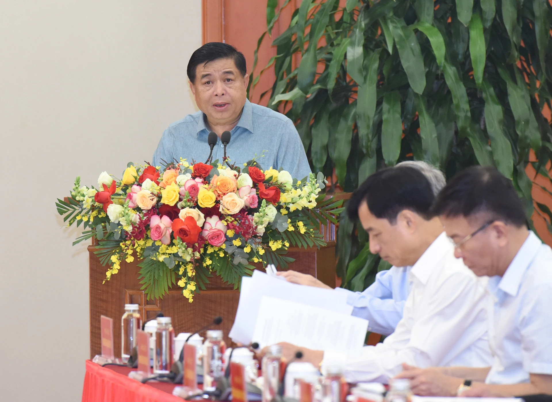 计划投资部部长阮志勇在会议上发表讲话。