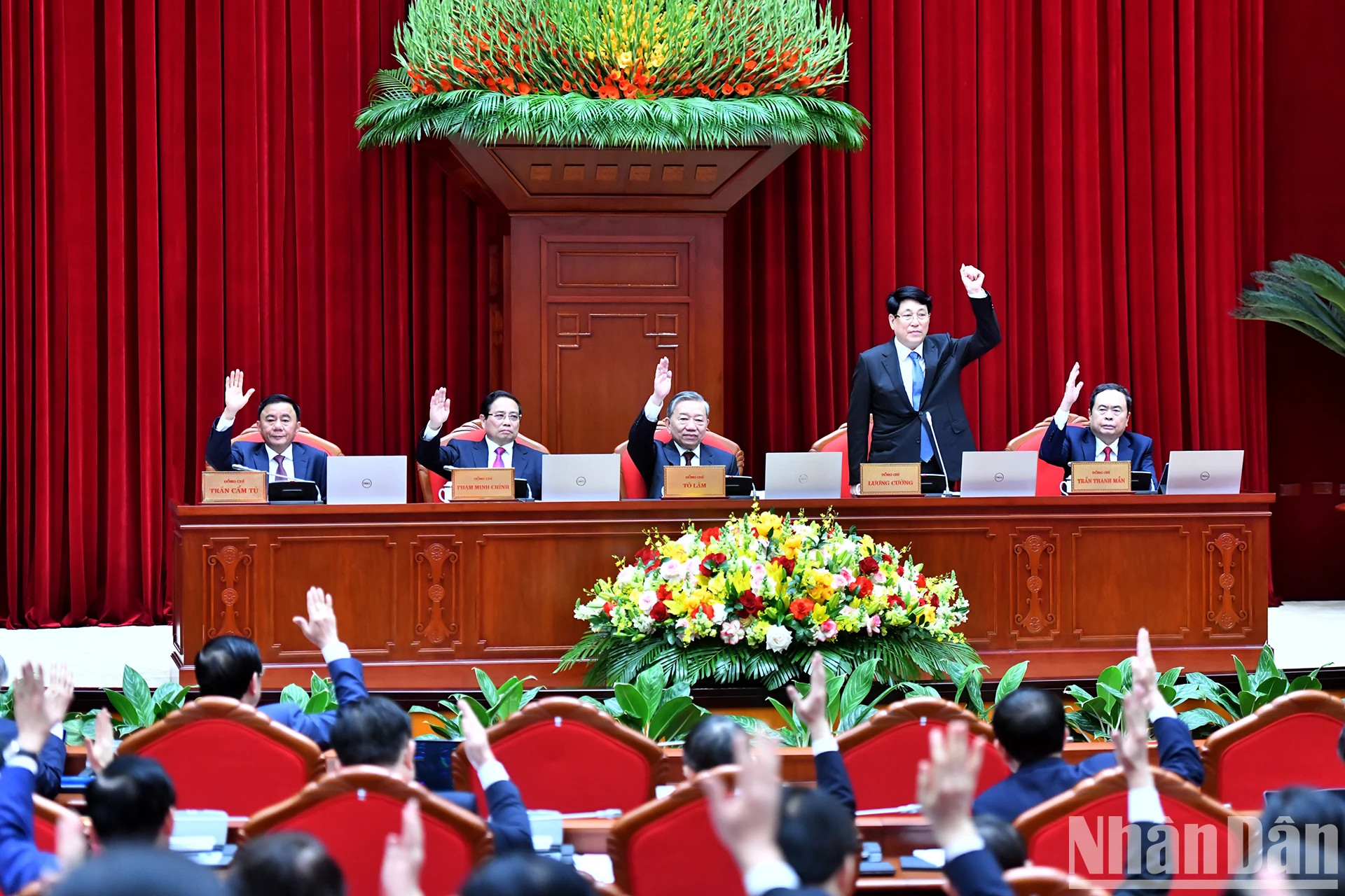 党和国家领导人表决通过会议议程。