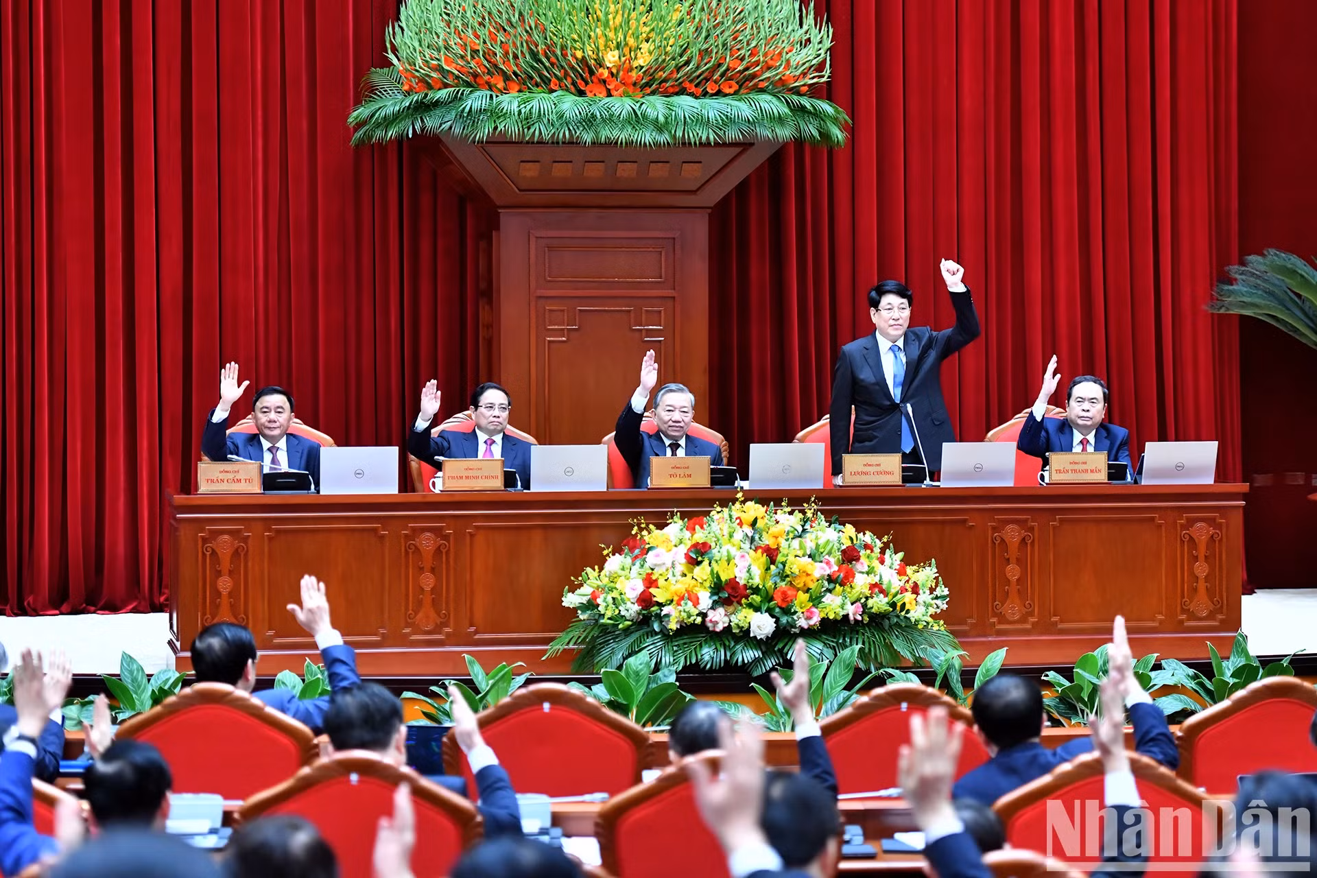 党和国家领导人表决通过会议议程。