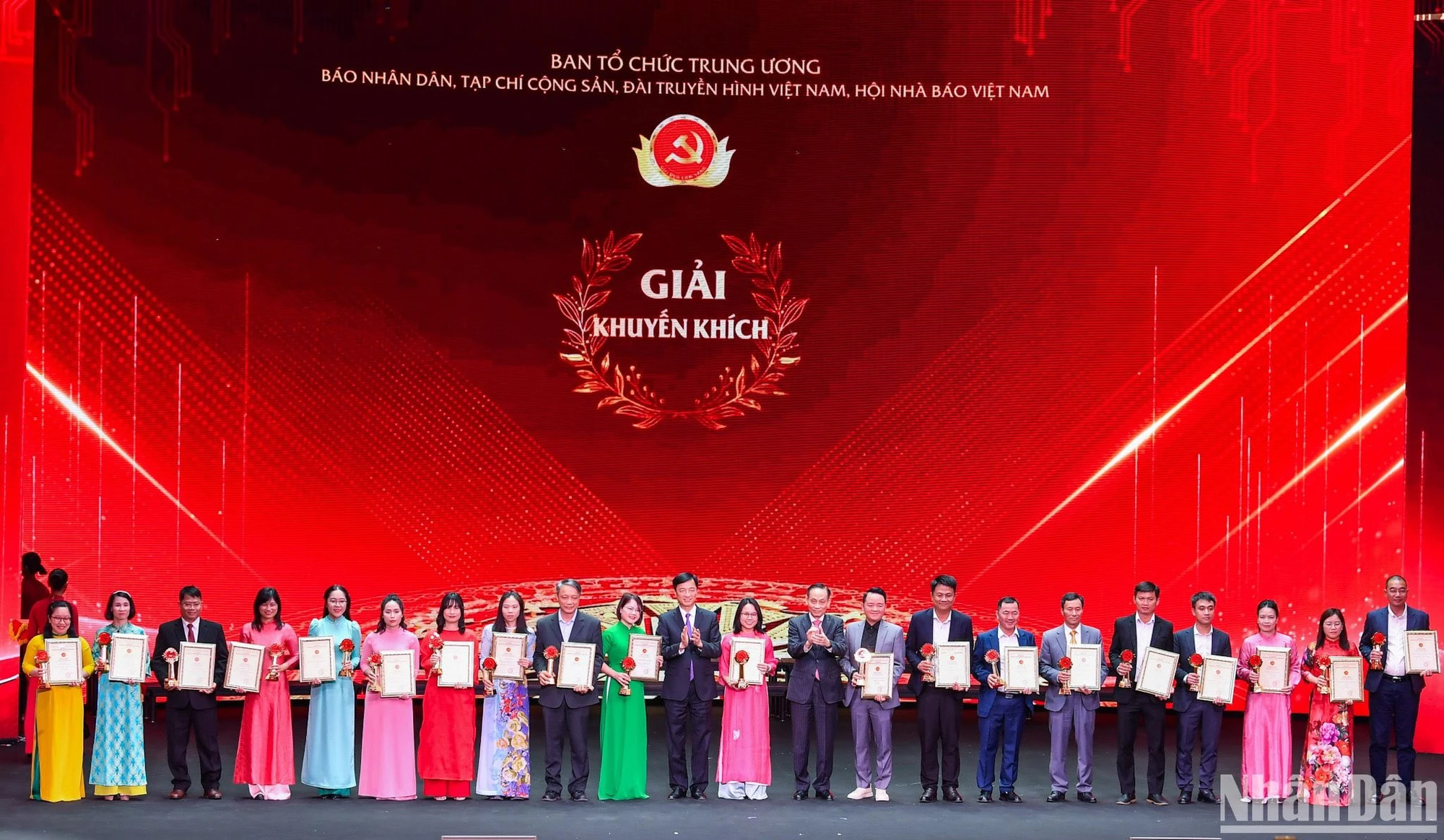 越共中央书记处书记、中央办公厅主任阮维玉,越共中央书记处书记、中央对外部部长黎怀忠为获奖作者颁发鼓励奖。 越共中央书记处书记、中央办公厅主任阮维玉,越共中央书记处书记、中央对外部部长黎怀忠为获奖作者颁发鼓励奖。