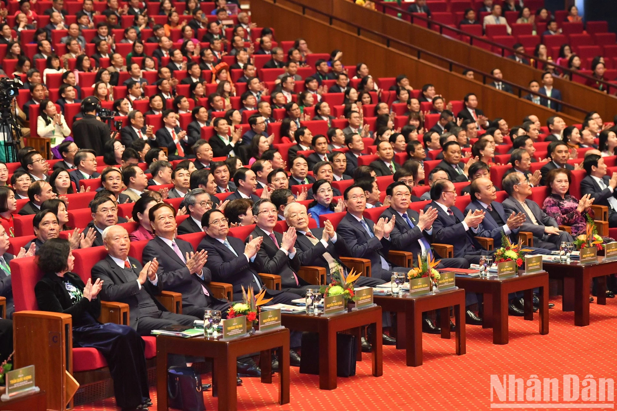 越共中央总书记阮富仲,党、国家历代领导人和与会代表。 越共中央总书记阮富仲,党、国家历代领导人和与会代表。
