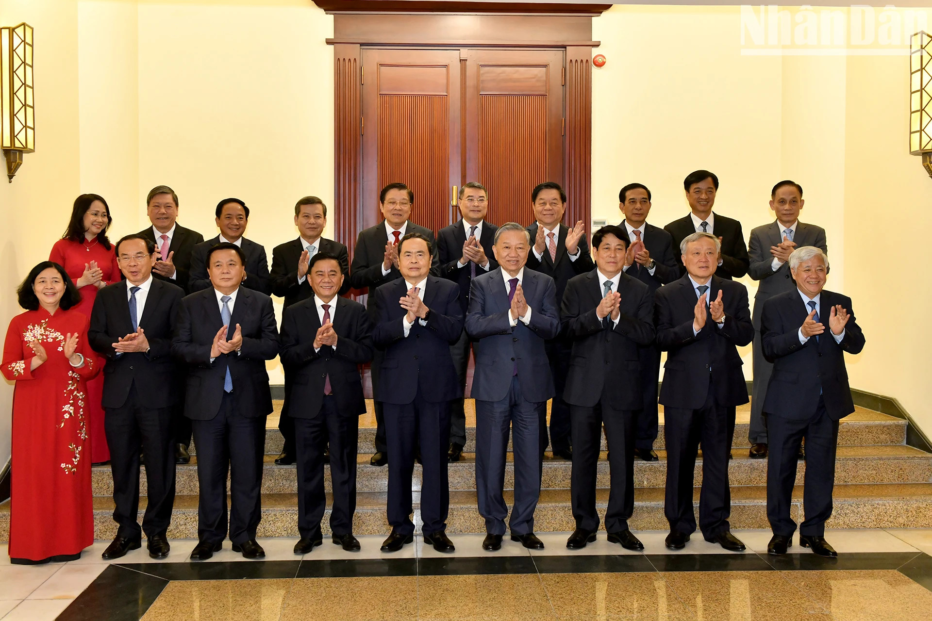 党、国家领导人出席会议。