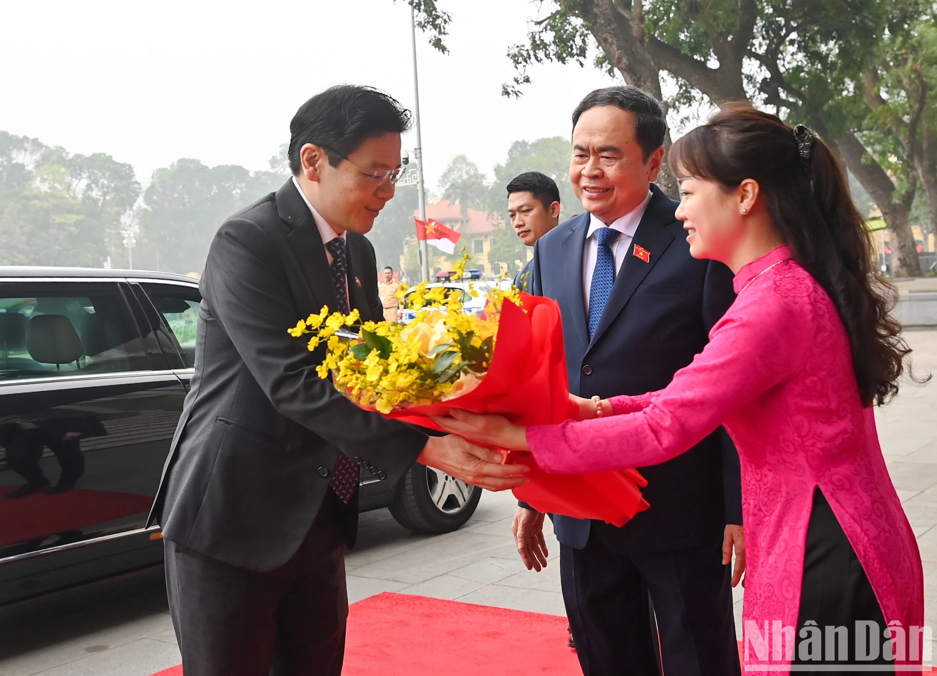 国会办公厅人员向新加坡总理黄循财送花。 国会办公厅人员向新加坡总理黄循财送花。