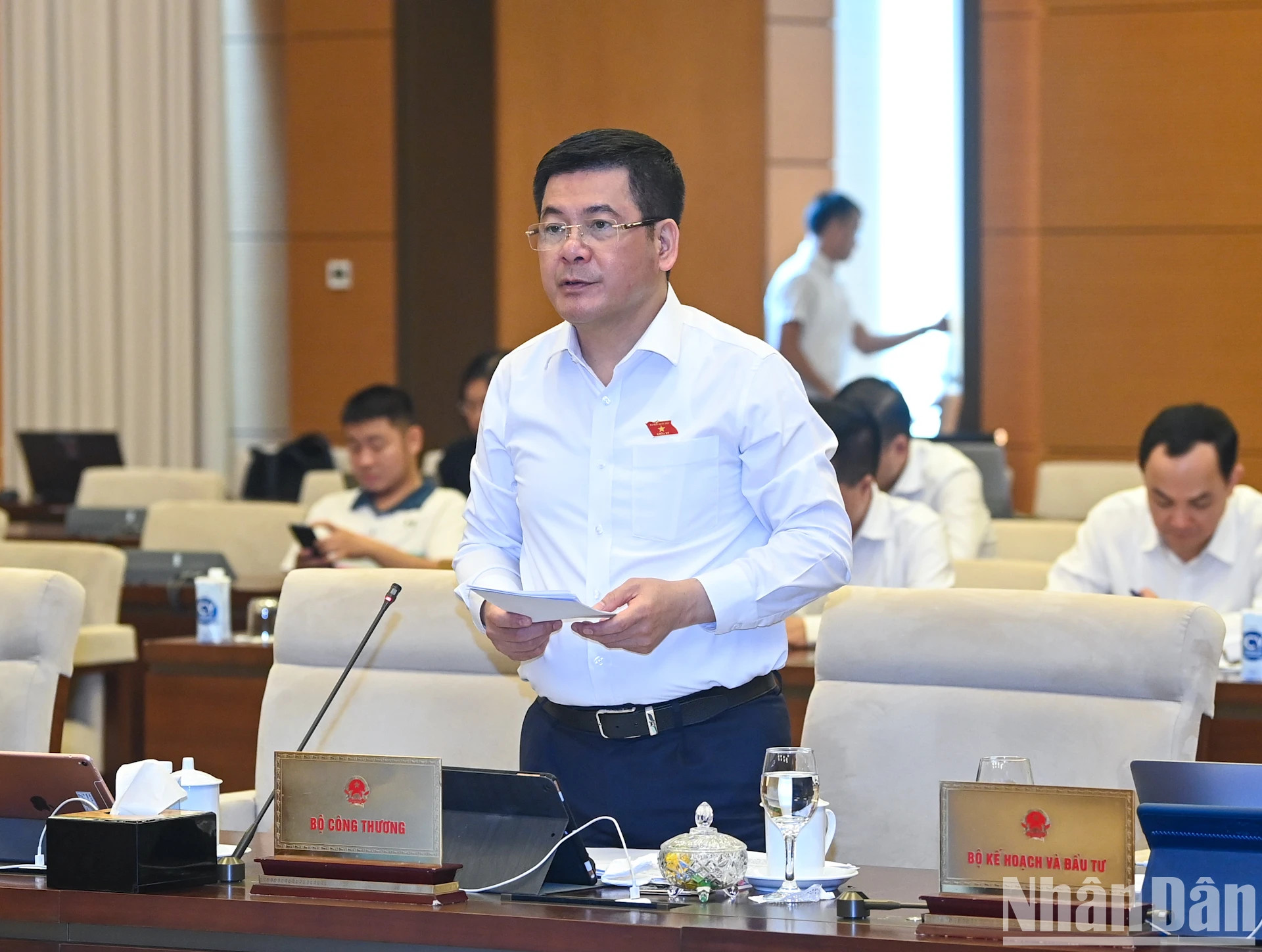 工贸部部长阮鸿延作报告。