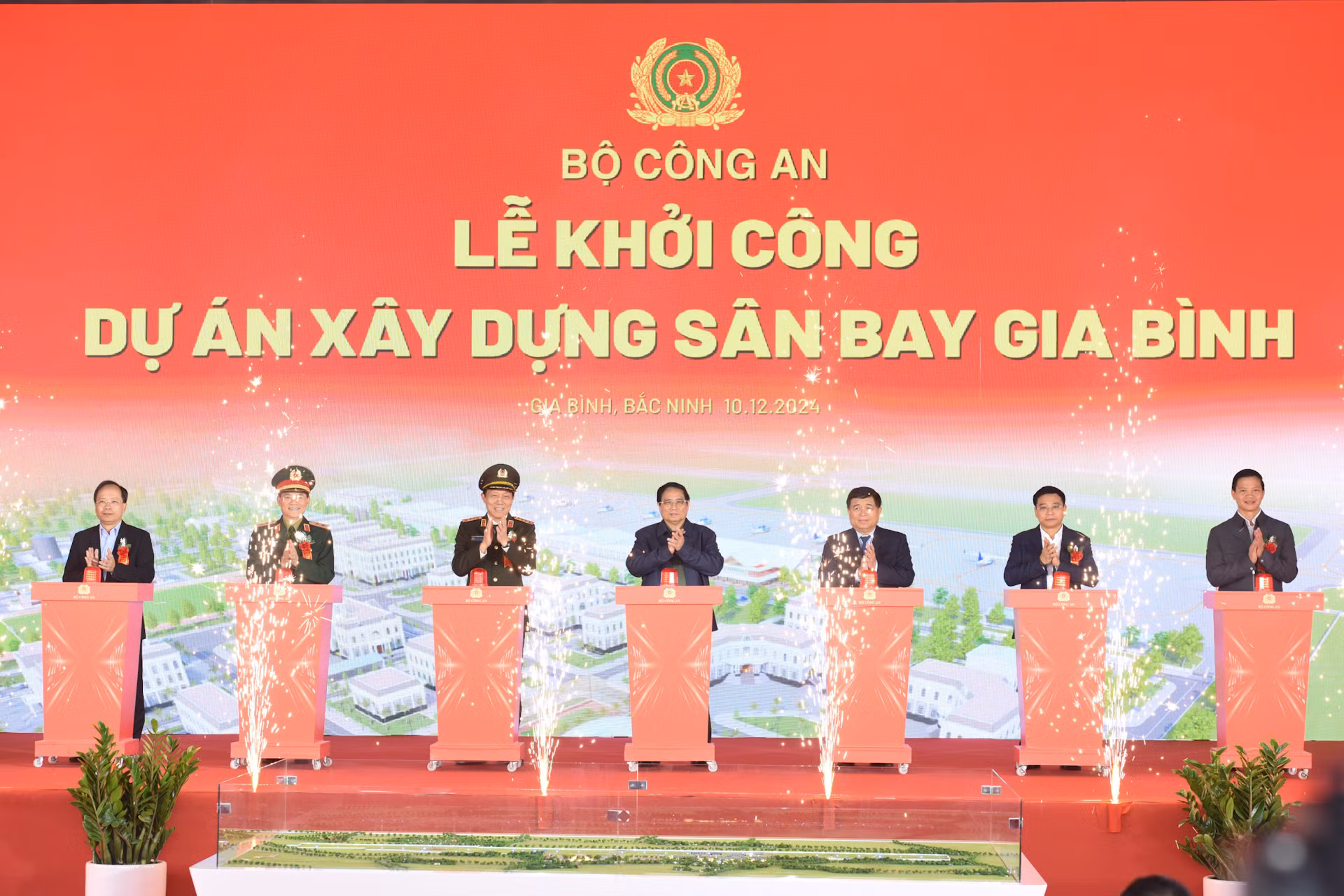 越南政府总理范明正出席嘉平机场建设项目动工仪式。