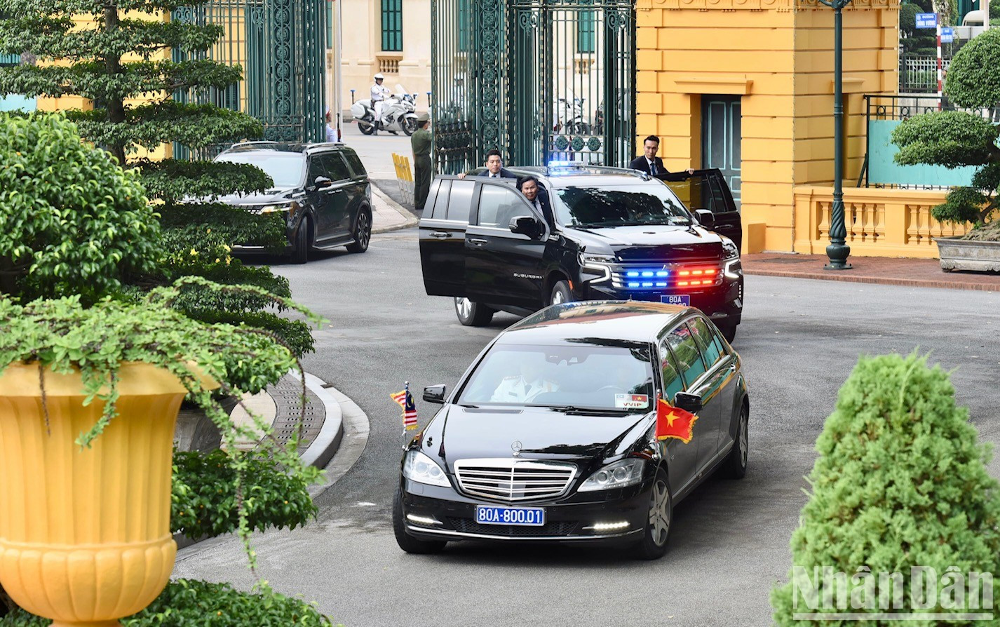 马来西亚总理的车队抵达主席府。 马来西亚总理的车队抵达主席府。