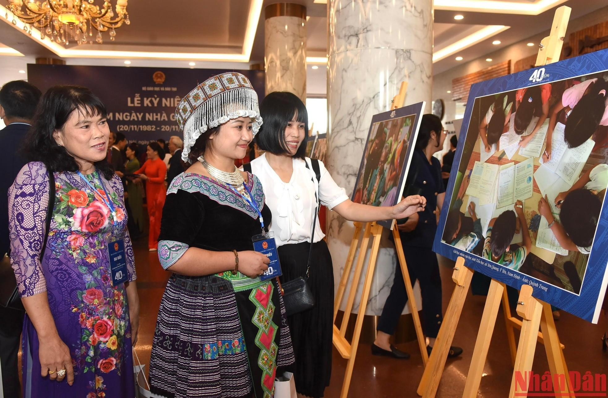 与会代表参观纪念大典上的图片展。 与会代表参观纪念大典上的图片展。