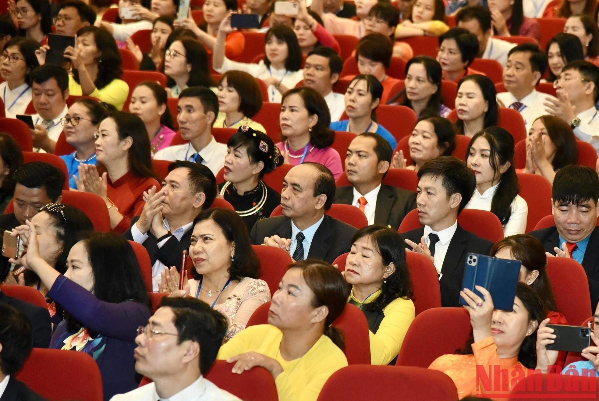 出席越南教师节40周年纪念大典的各位代表。 出席越南教师节40周年纪念大典的各位代表。
