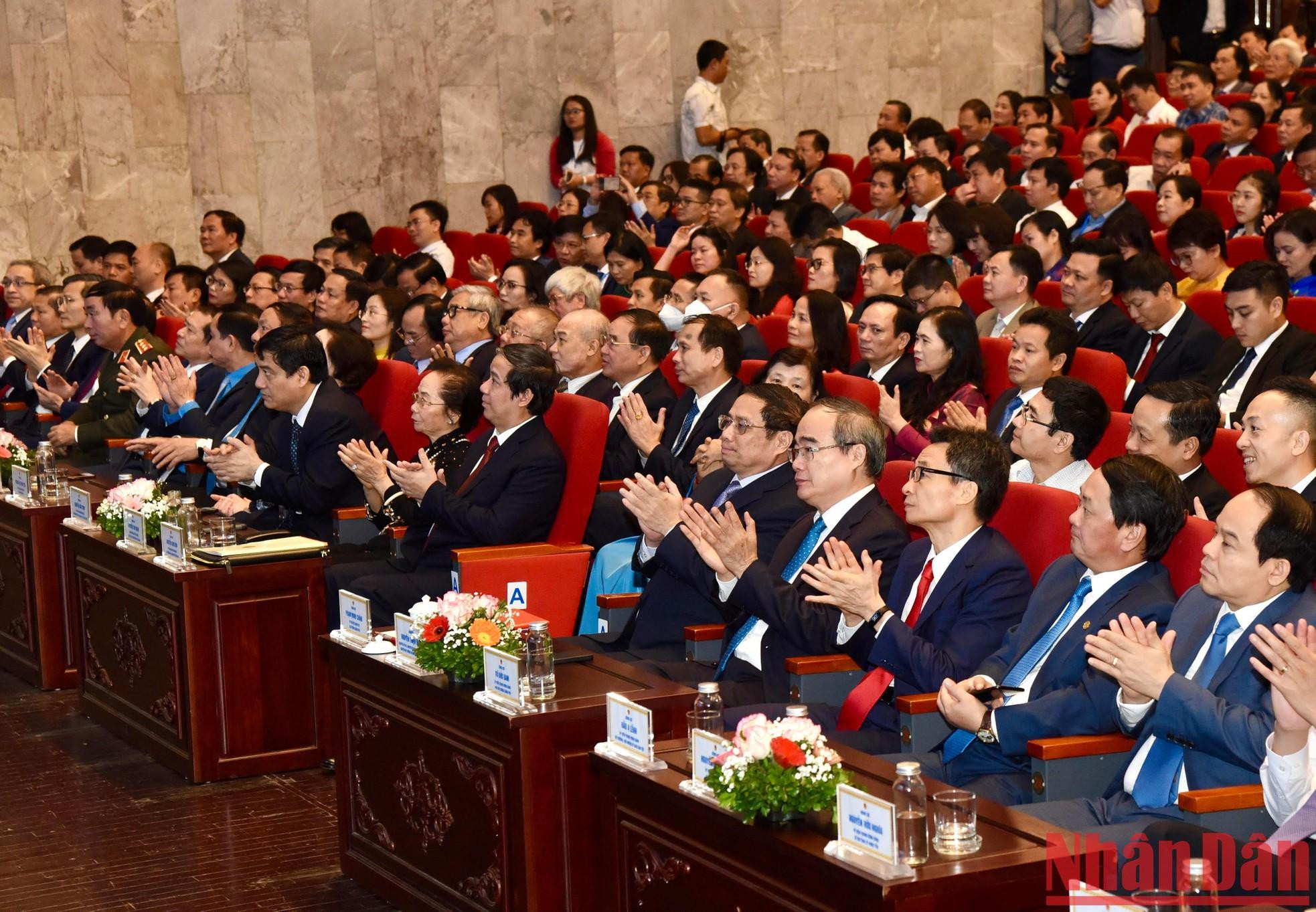 范明正总理和代表们出席越南教师节40周年纪念大典。 范明正总理和代表们出席越南教师节40周年纪念大典。