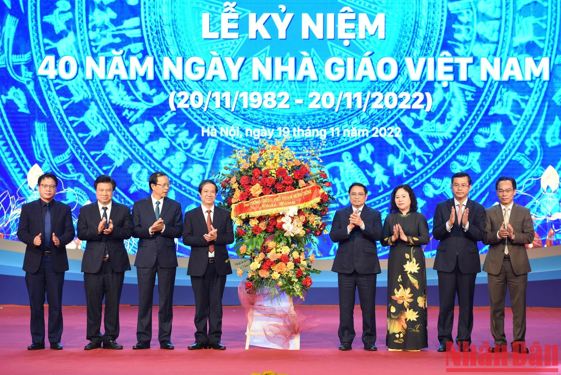 范明正总理送花祝贺教育培训部门。 范明正总理送花祝贺教育培训部门。