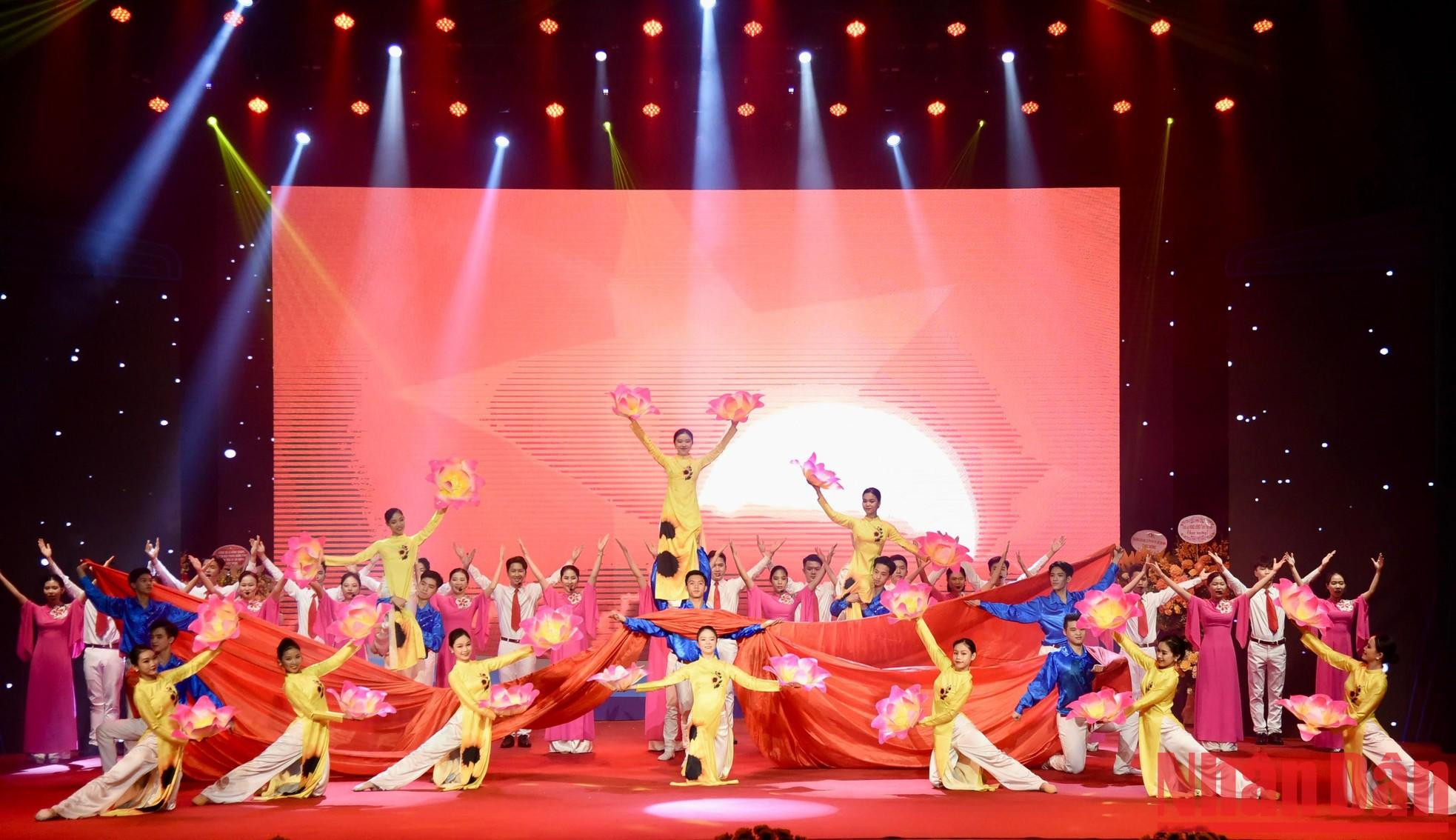 纪念大典上的一个节目。 纪念大典上的一个节目。