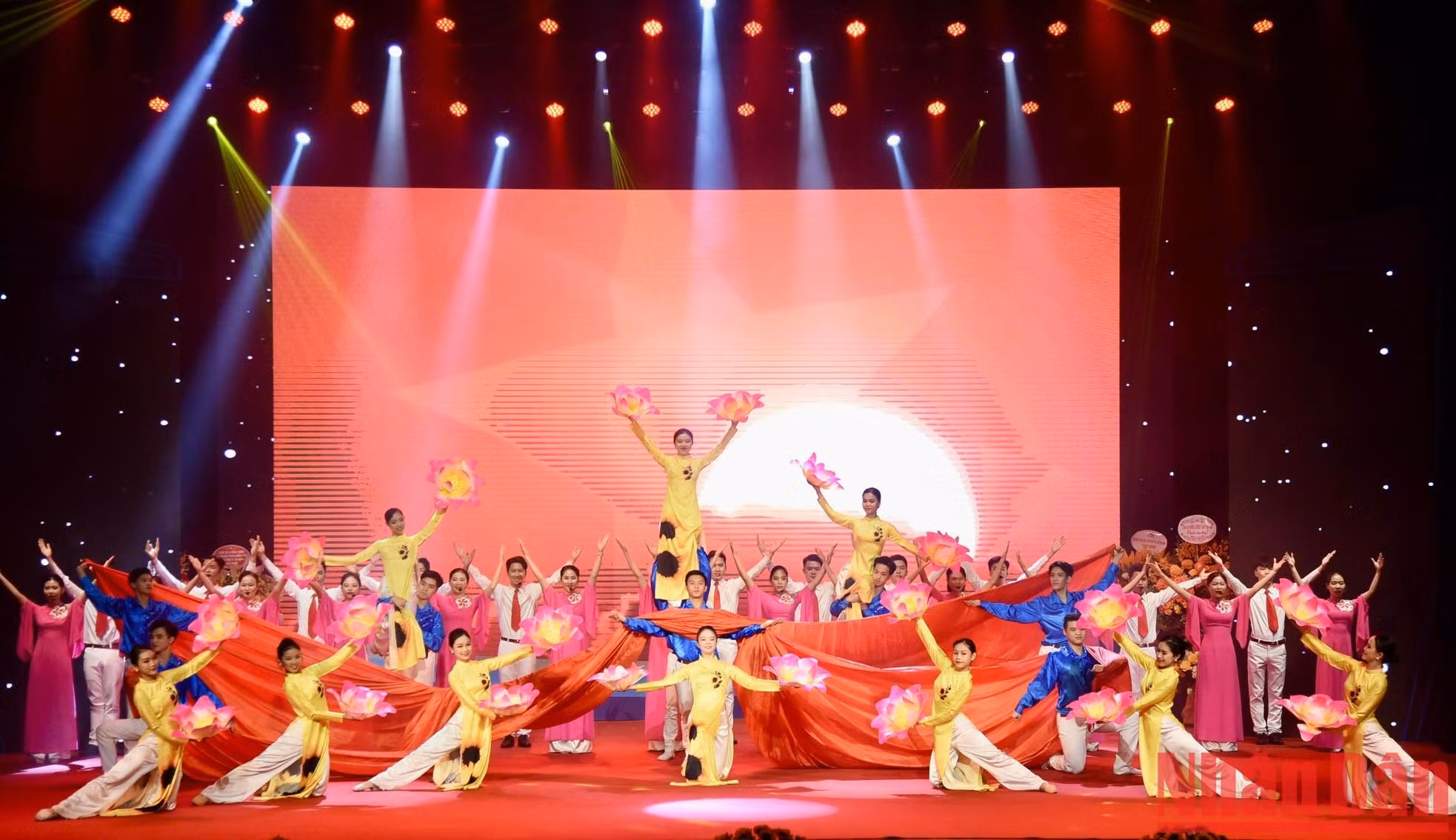 纪念大典上的一个节目。