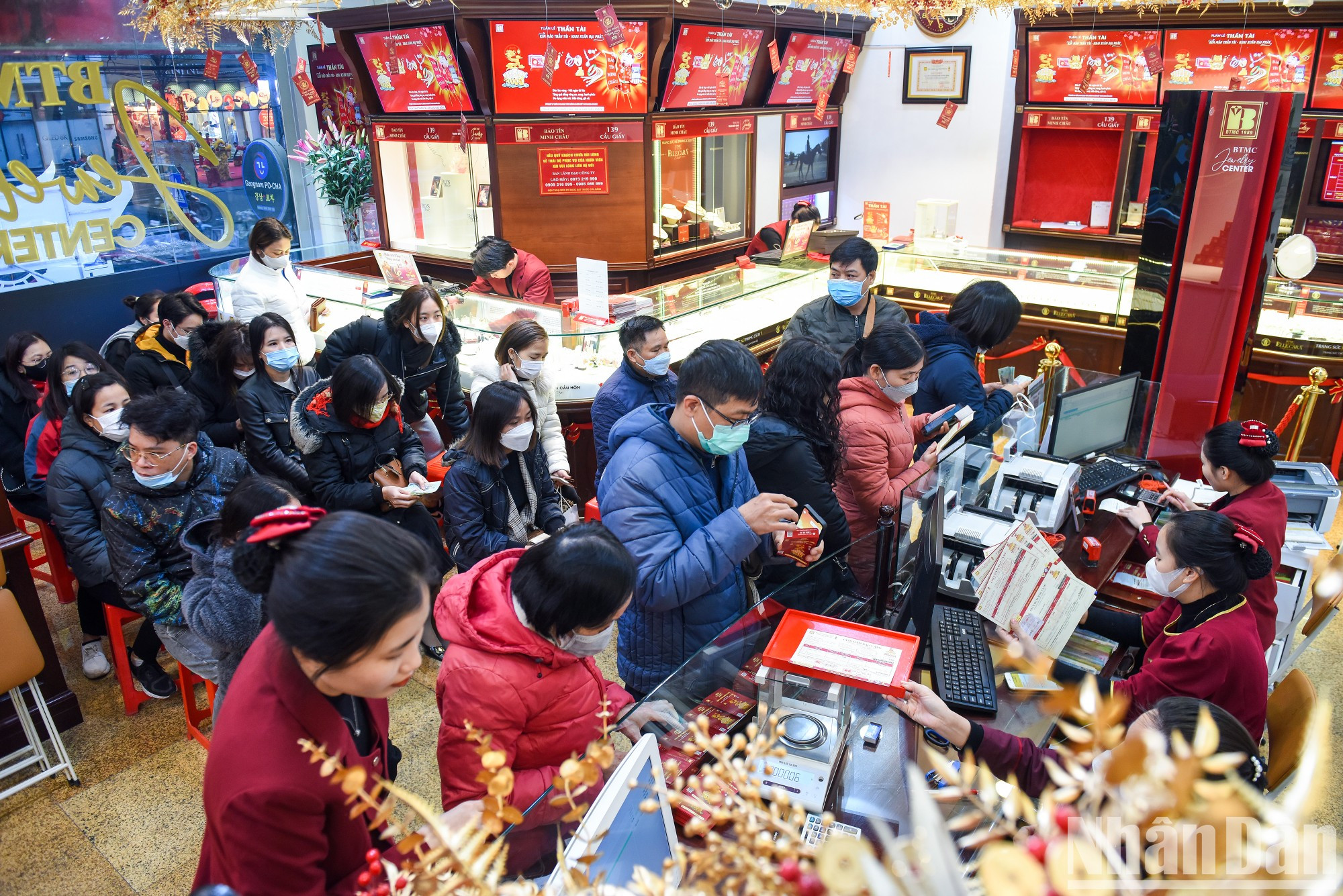 与往年相比,黄金卖点的客户数量并不太拥挤。 与往年相比,黄金卖点的客户数量并不太拥挤。