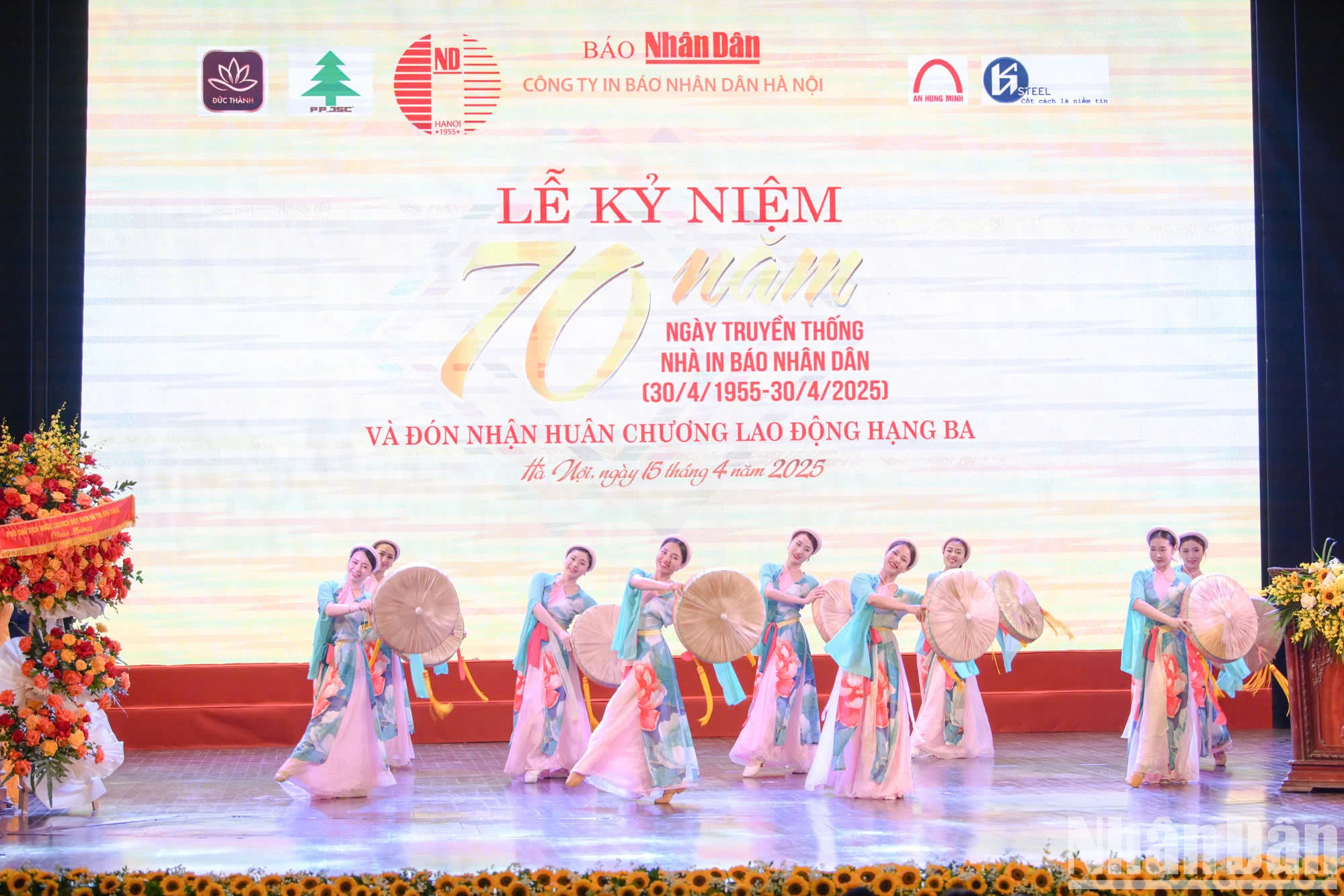 纪念典礼上的表演节目。 纪念典礼上的表演节目。