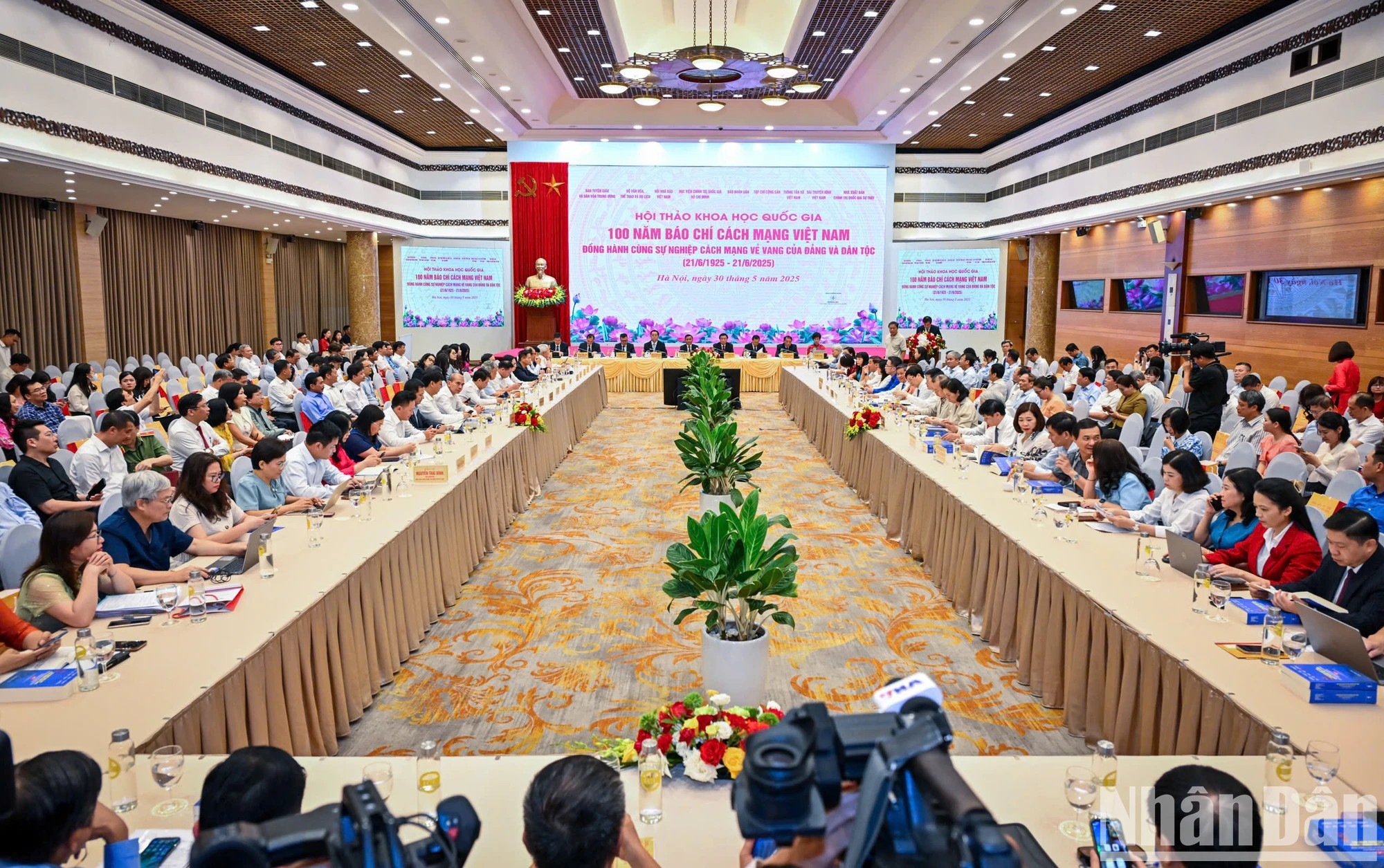 研讨会场景。 研讨会场景。