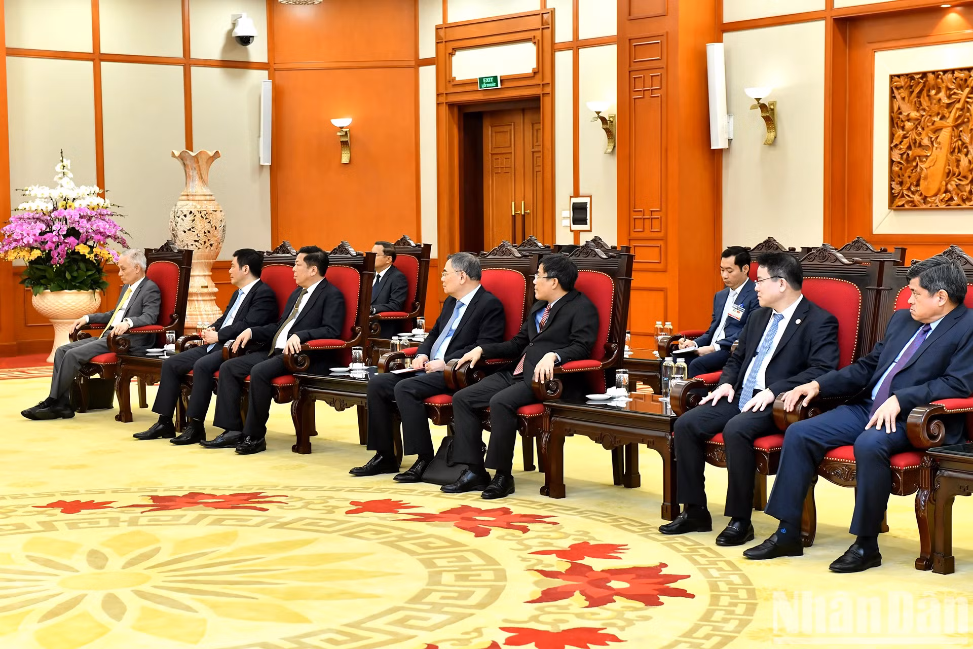 出席会见的越方代表团。