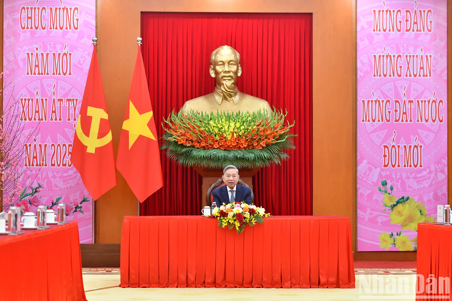 越共中央总书记苏林同古共中央第一书记、古巴国家主席迪亚斯-卡内尔通电话。